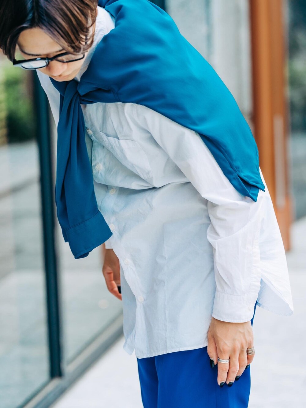 ホワイト系のシャツ/ブラウス、ブルー系のシャツ/ブラウス、ブルー系のスラックスを着用したメンズの春コーディネートの4枚目の写真