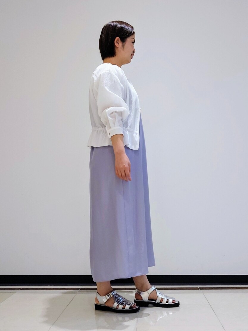グレー系のワンピース、ホワイト系のTシャツ/カットソー、ホワイト系のブルゾンを着用したレディースの春コーディネートの2枚目の写真
