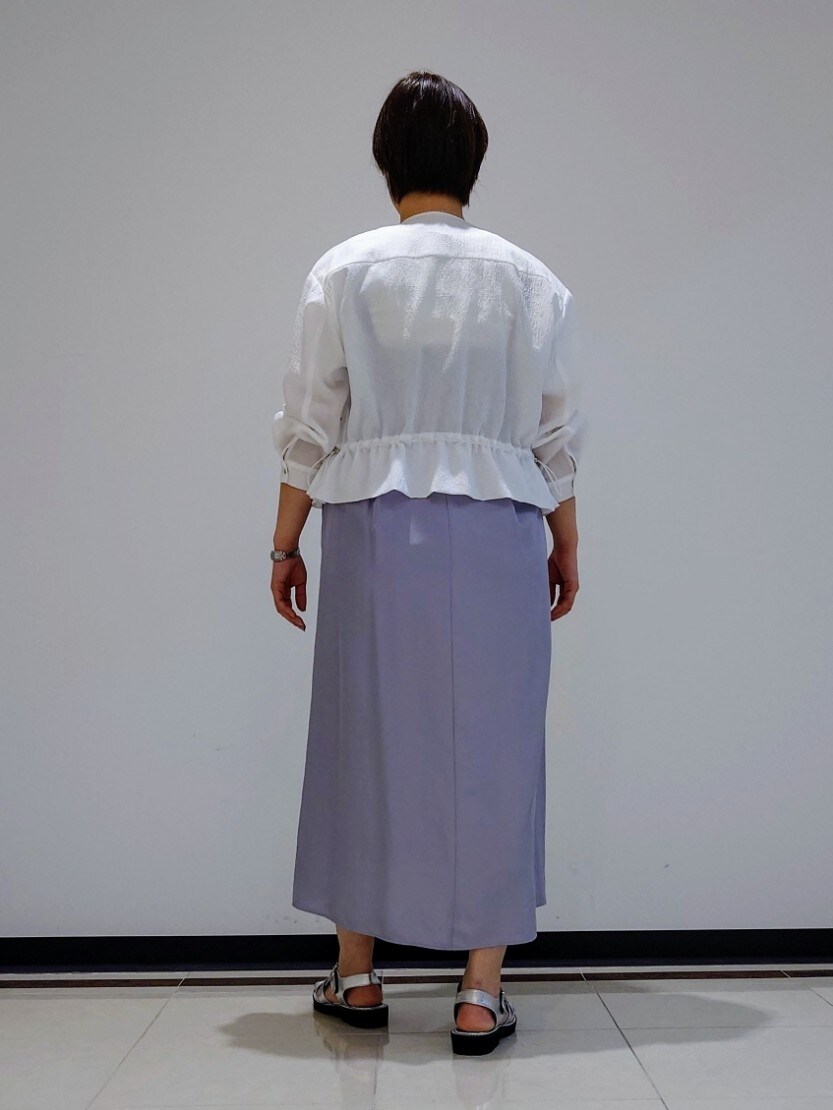 グレー系のワンピース、ホワイト系のTシャツ/カットソー、ホワイト系のブルゾンを着用したレディースの春コーディネートの3枚目の写真