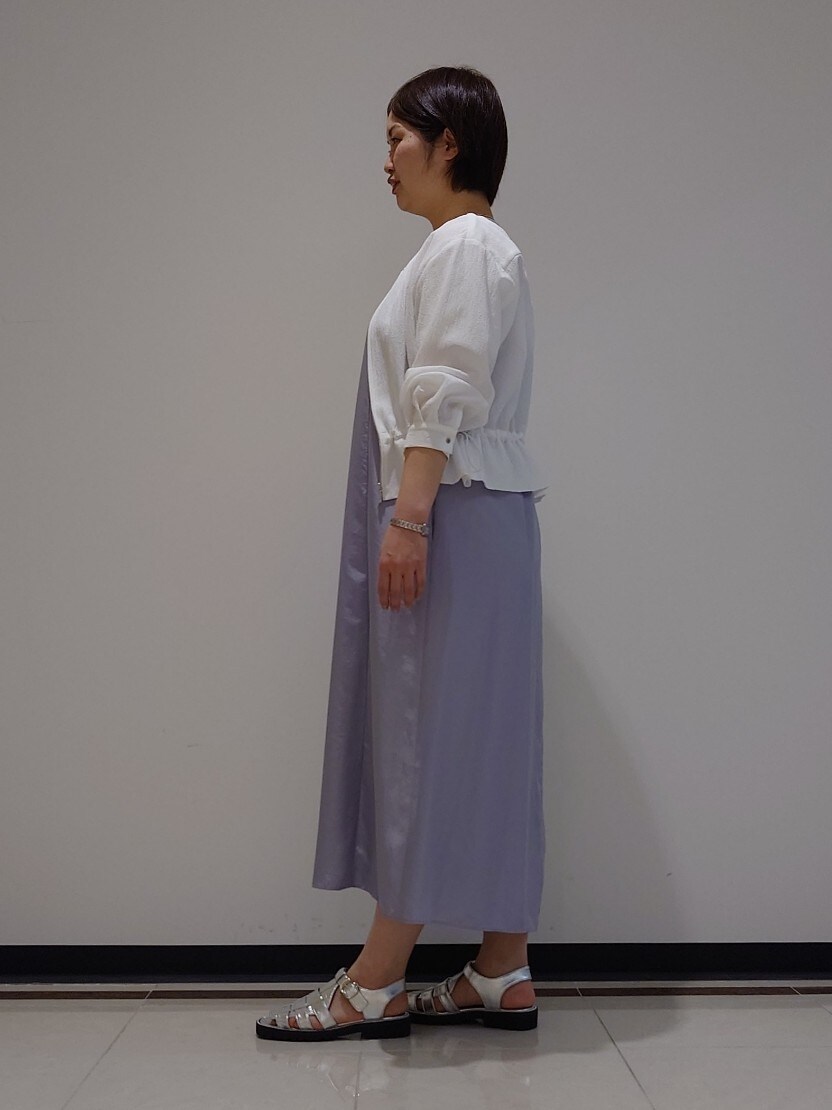 グレー系のワンピース、ホワイト系のTシャツ/カットソー、ホワイト系のブルゾンを着用したレディースの春コーディネートの4枚目の写真