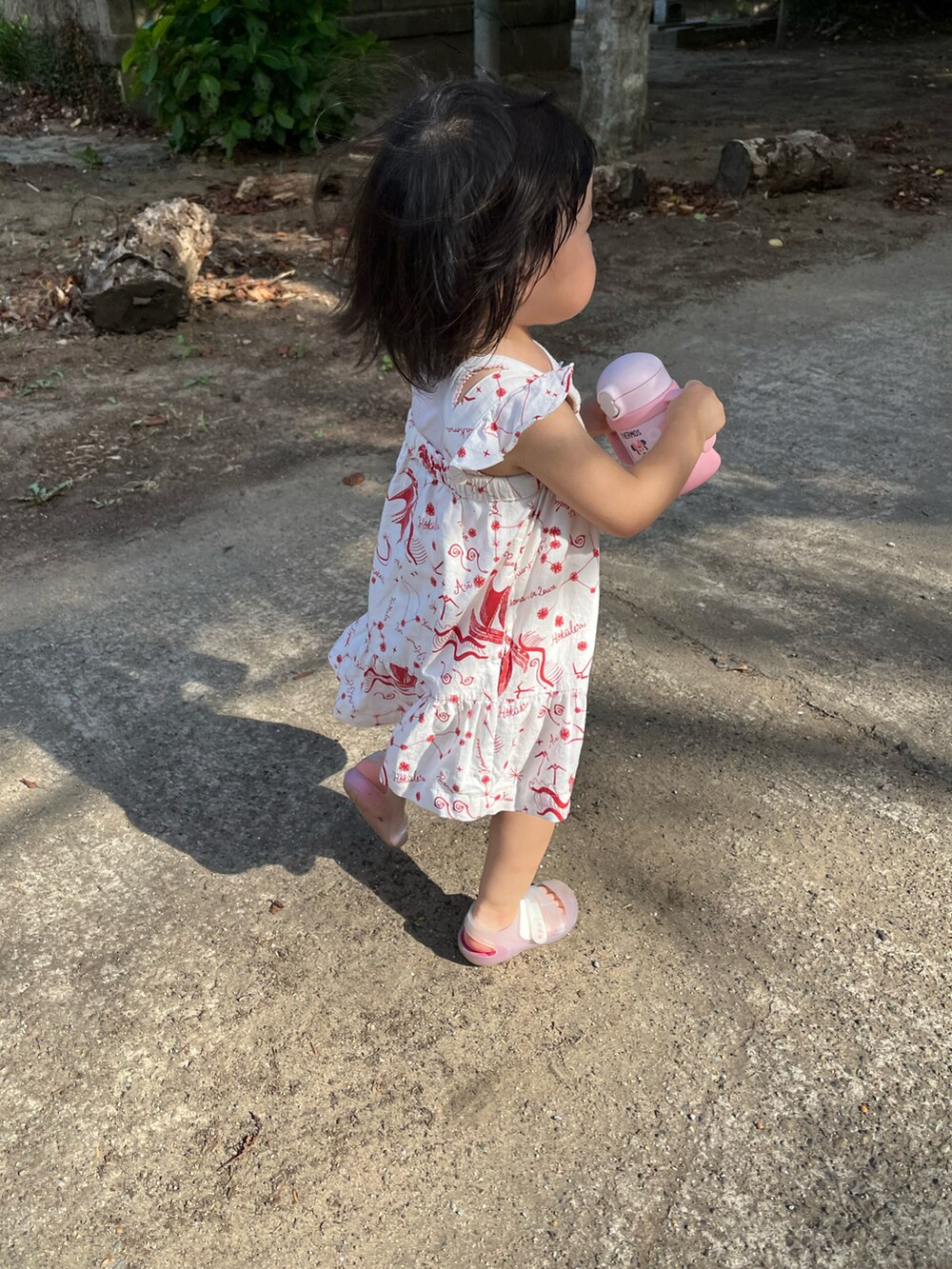 レッド系のワンピースを着用したキッズの秋コーディネートの3枚目の写真