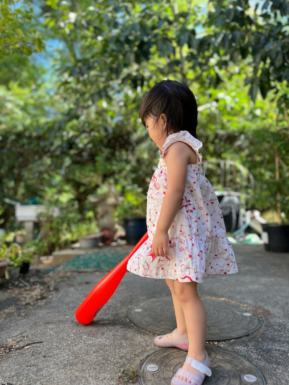 レッド系のワンピースを着用したキッズの秋コーディネートの2枚目の写真