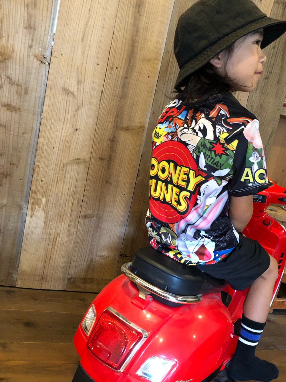 その他のTシャツ/カットソー、ブラック系のその他パンツ、ブラック系のハットを着用したキッズの夏コーディネートの2枚目の写真