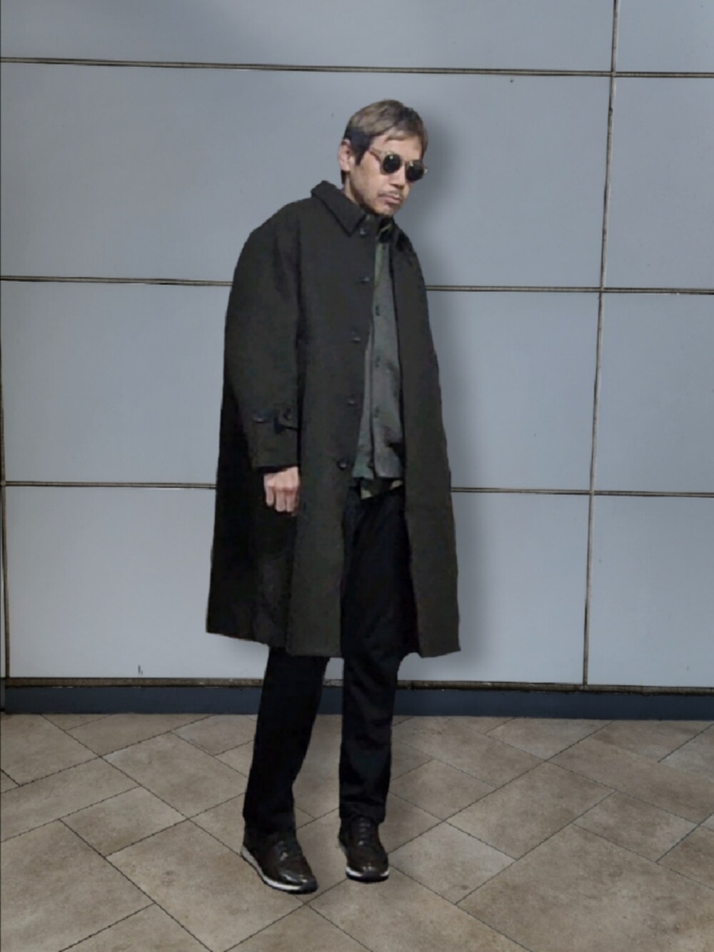 「JUNREDのアイテム（ステンカラーコート、ブラウン系）」を使った、⁡निरवाणさん（メンズ・181cm）の冬コーディネートの3枚目の写真