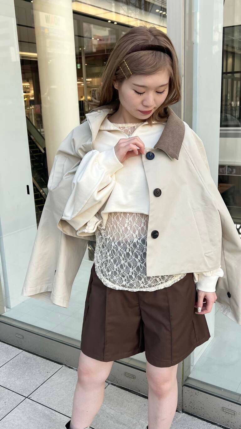 ブラウン系のその他パンツ、ベージュ系のその他アウター、ホワイト系のスウェットを着用したレディースの冬コーディネートの2枚目の写真