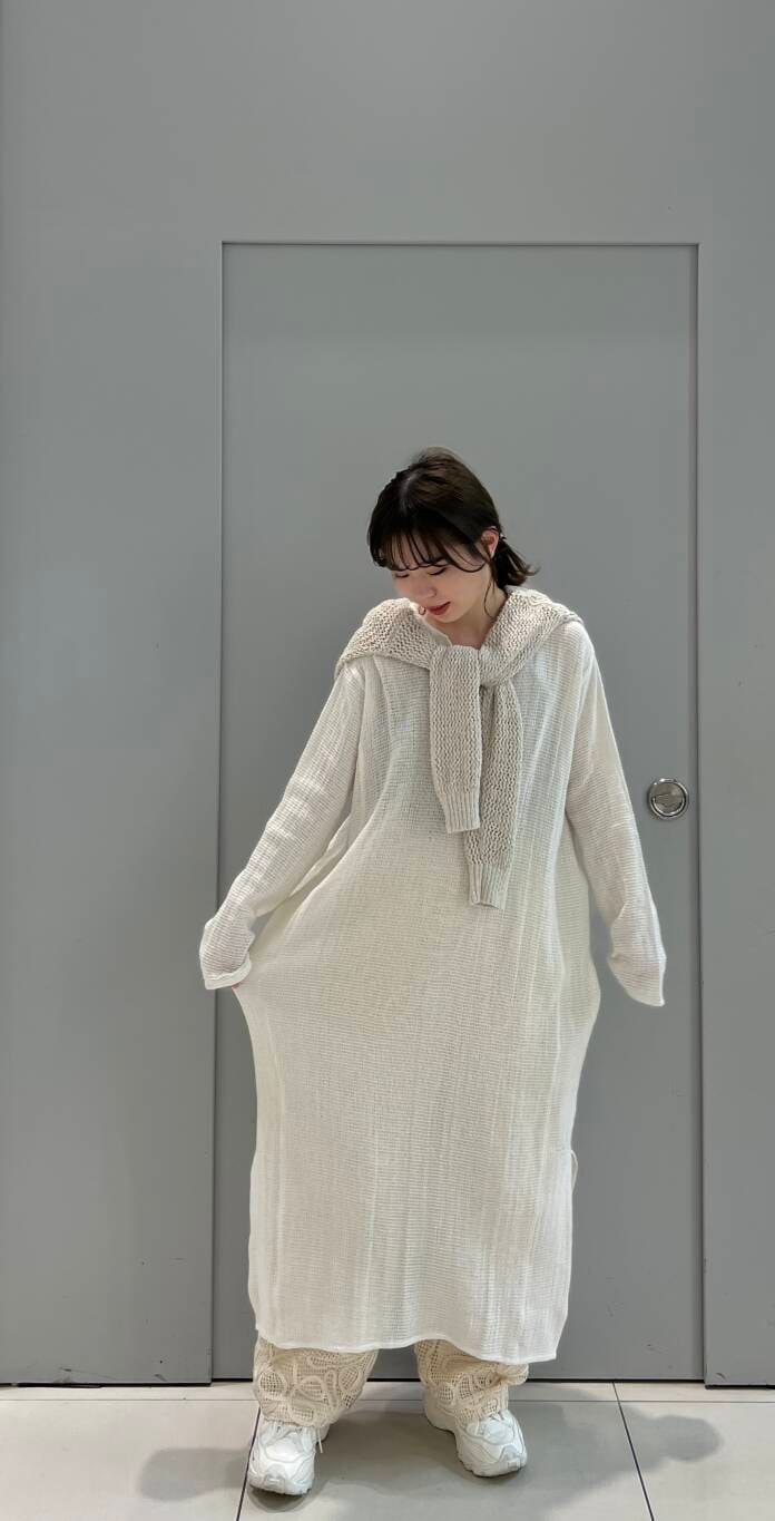 ホワイト系のワンピース、ホワイト系のニット/セーターを着用したレディースの春コーディネートの2枚目の写真