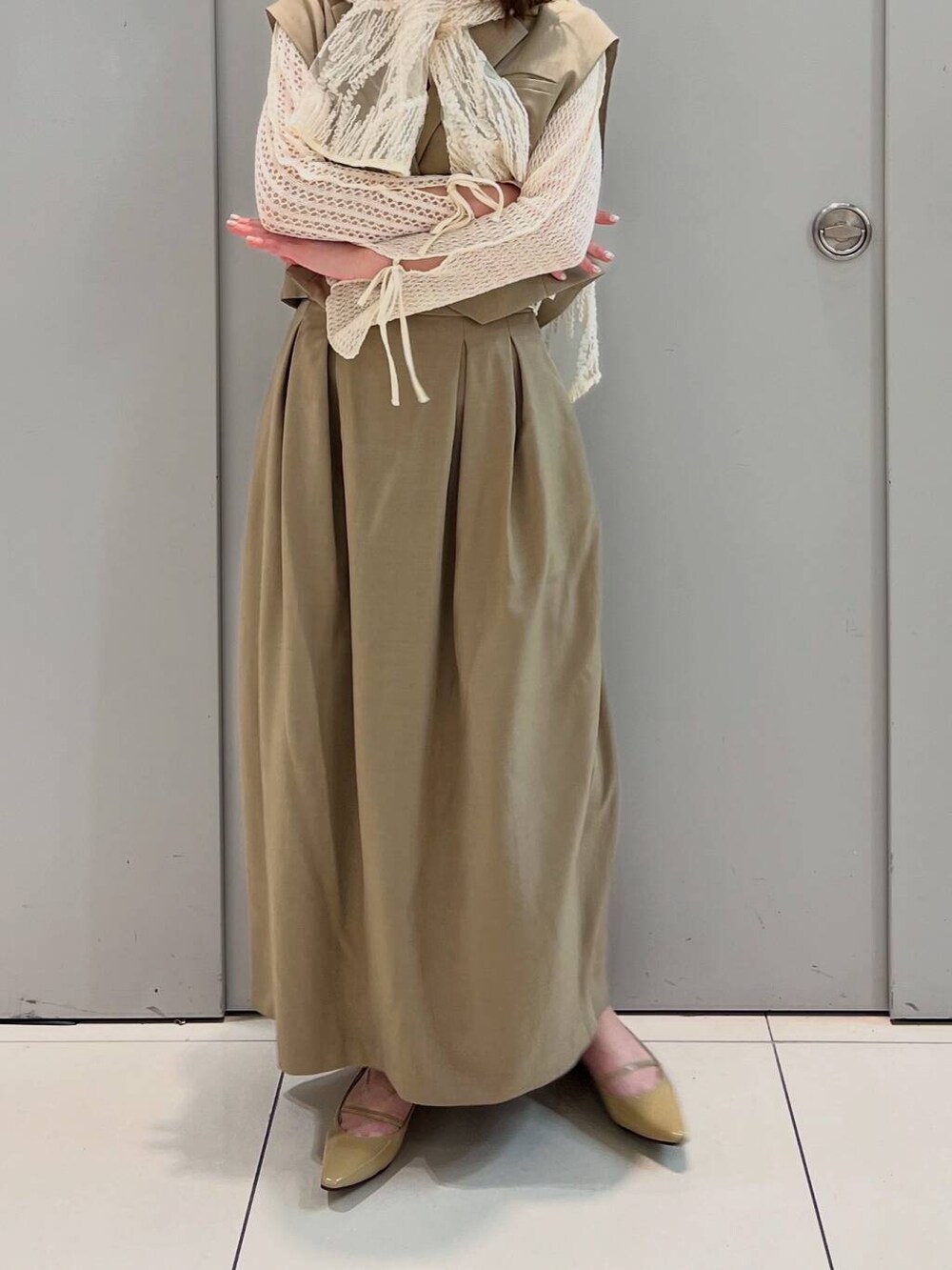 ホワイト系のTシャツ/カットソー、ベージュ系のその他アウター、ベージュ系のスカートを着用したレディースの春コーディネートの2枚目の写真