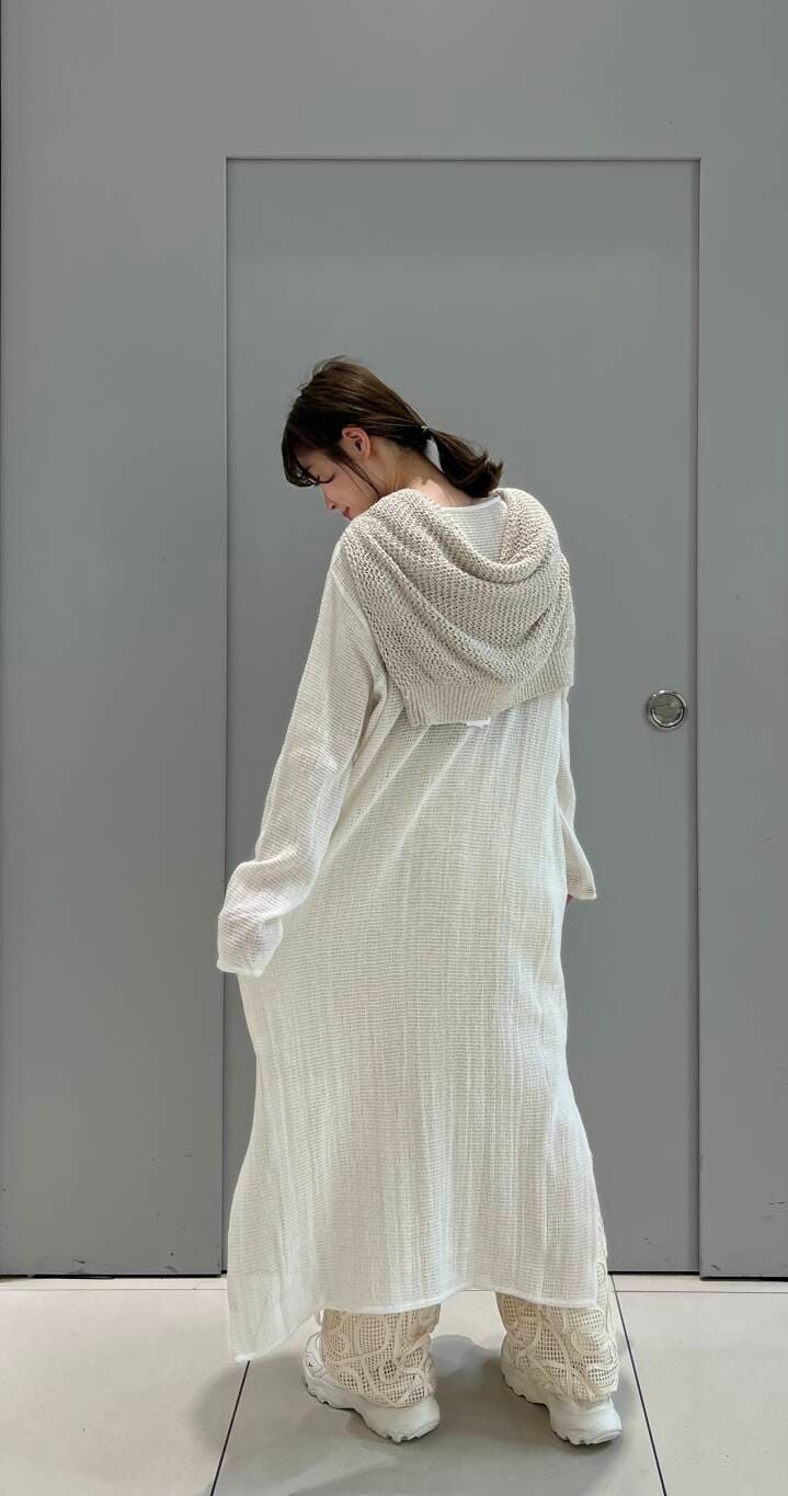 ホワイト系のワンピース、ホワイト系のニット/セーターを着用したレディースの春コーディネートの4枚目の写真