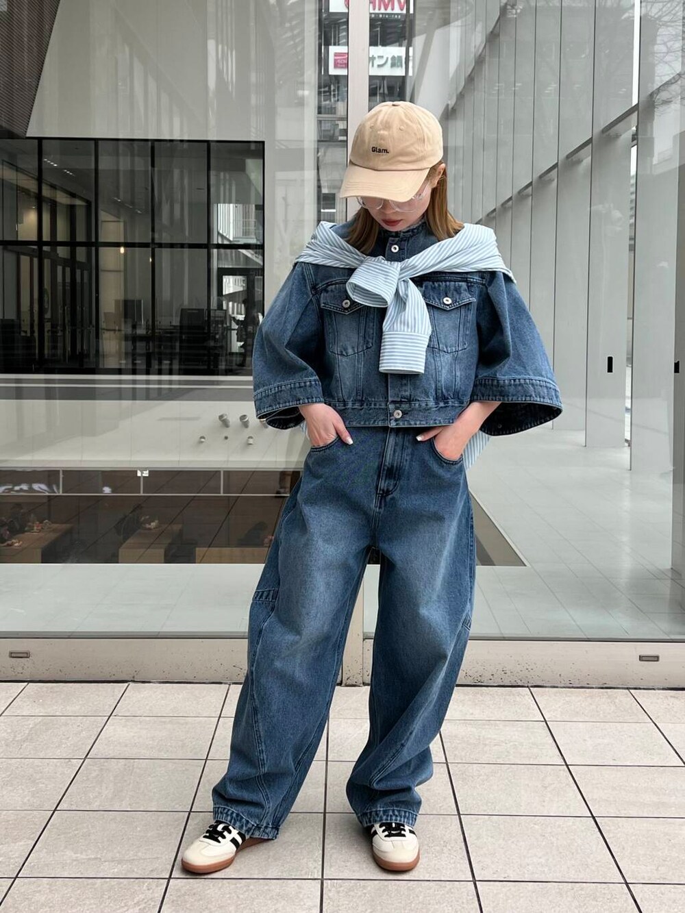 ブルー系のデニムジャケット、ブルー系のデニムパンツを着用したレディースの冬コーディネートの5枚目の写真