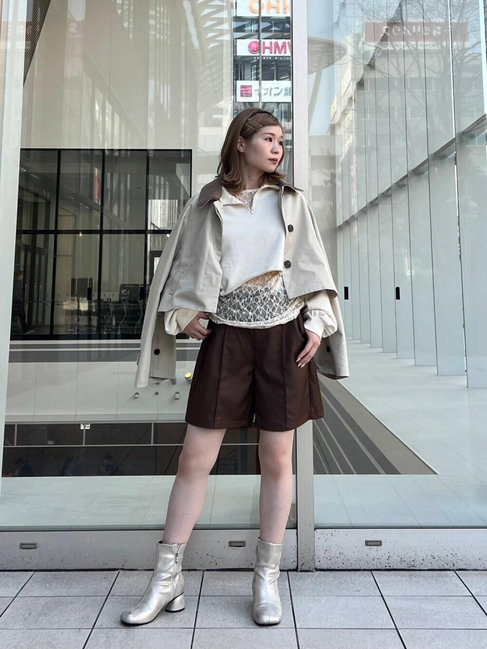 ブラウン系のその他パンツ、ベージュ系のその他アウター、ホワイト系のスウェットを着用したレディースの冬コーディネートの4枚目の写真