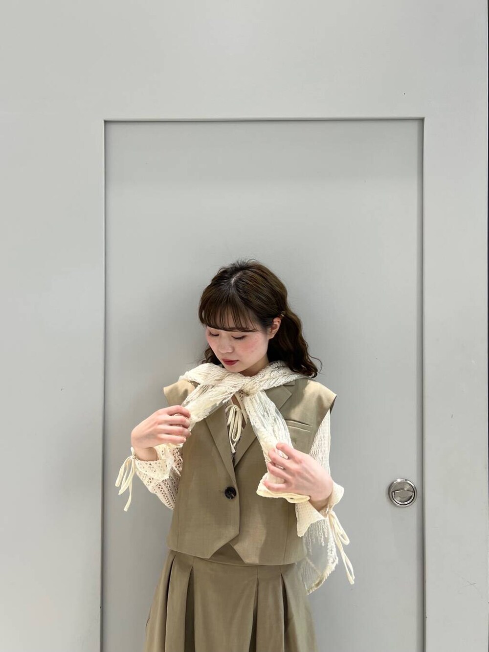 ホワイト系のTシャツ/カットソー、ベージュ系のその他アウター、ベージュ系のスカートを着用したレディースの春コーディネートの3枚目の写真