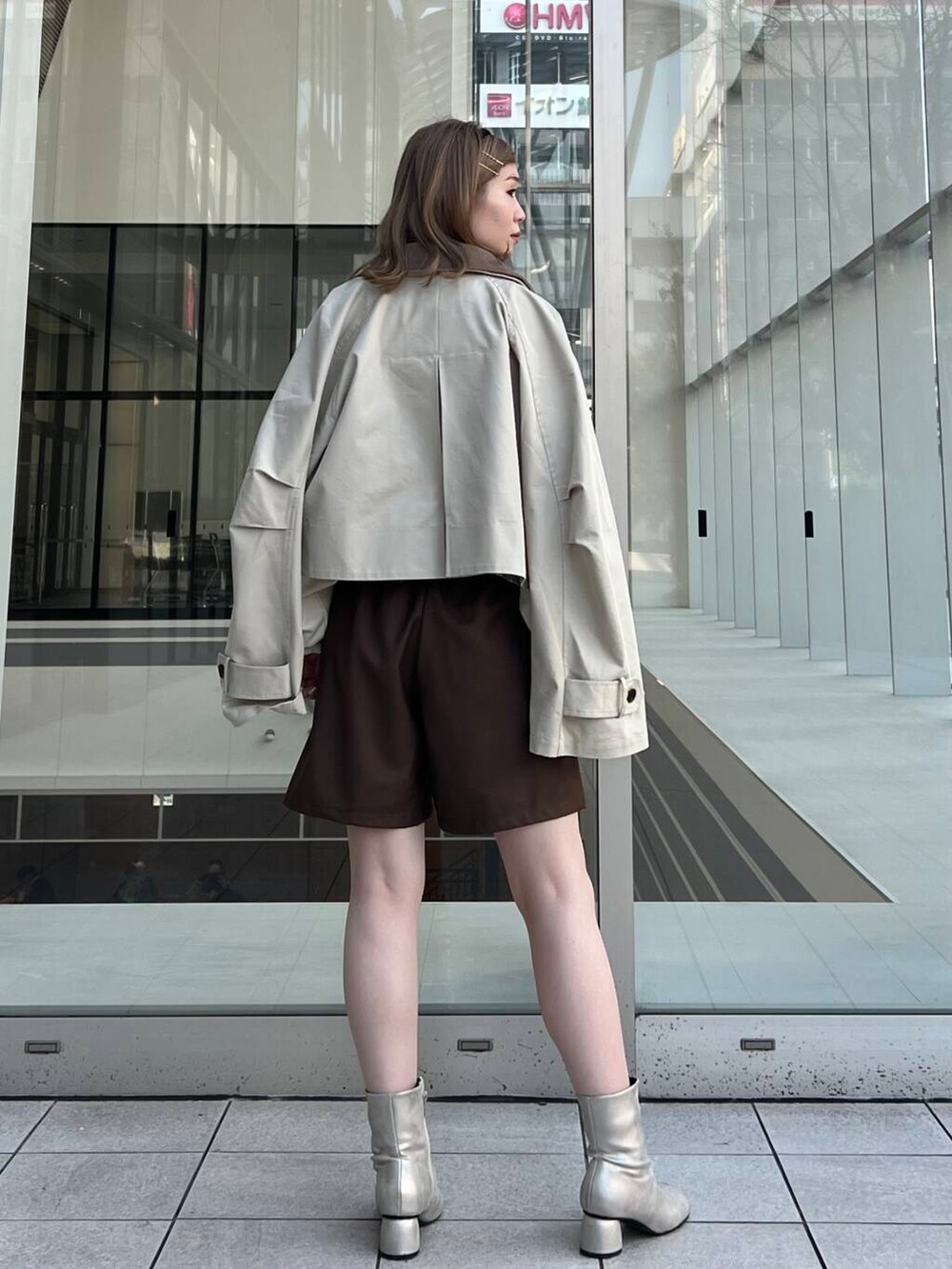 ブラウン系のその他パンツ、ベージュ系のその他アウター、ホワイト系のスウェットを着用したレディースの冬コーディネートの6枚目の写真