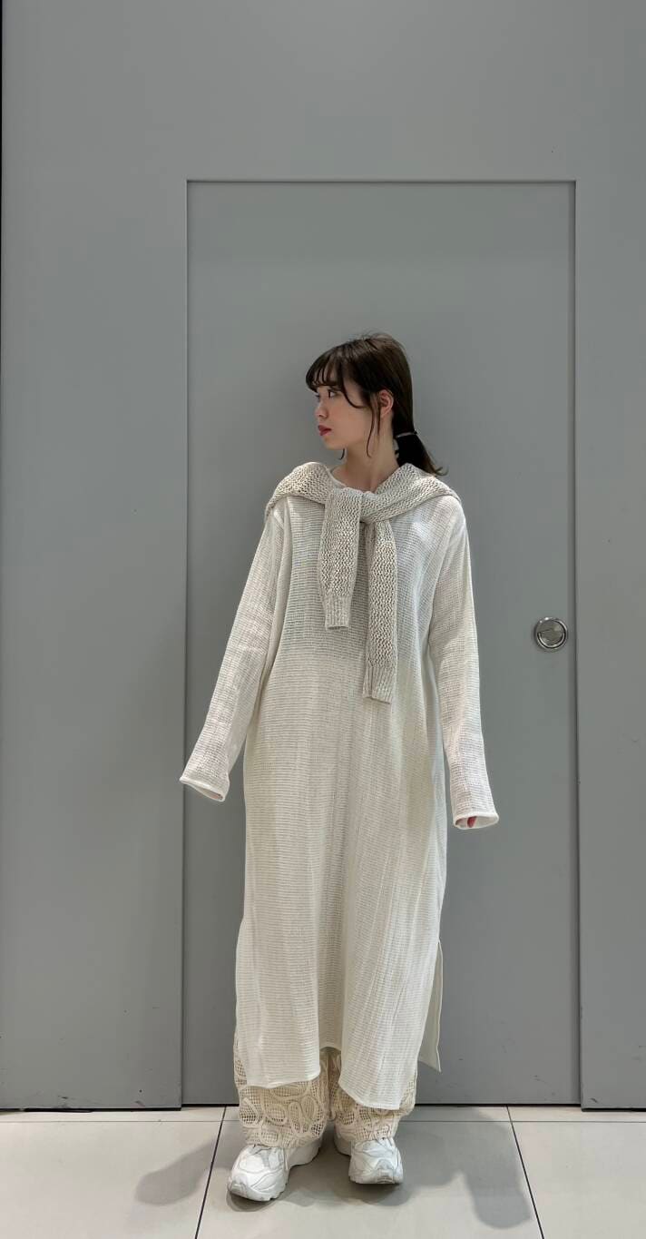 ホワイト系のワンピース、ホワイト系のニット/セーターを着用したレディースの春コーディネートの7枚目の写真