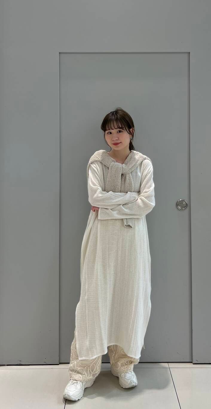 ホワイト系のワンピース、ホワイト系のニット/セーターを着用したレディースの春コーディネートの3枚目の写真