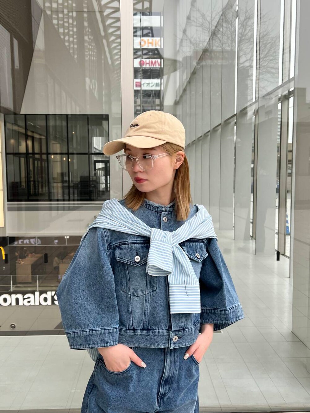 ブルー系のデニムジャケット、ブルー系のデニムパンツを着用したレディースの冬コーディネートの2枚目の写真