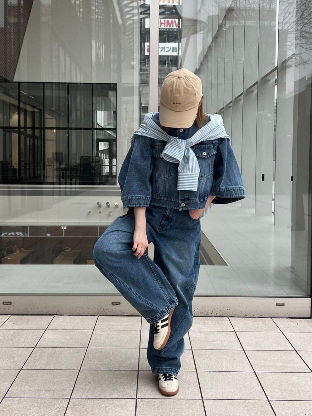 ブルー系のデニムジャケット、ブルー系のデニムパンツを着用したレディースの冬コーディネートの6枚目の写真