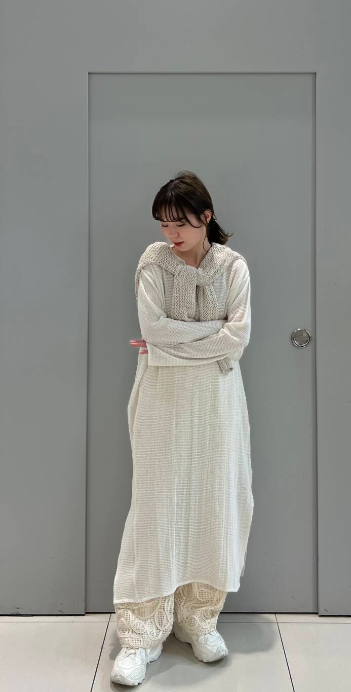 ホワイト系のワンピース、ホワイト系のニット/セーターを着用したレディースの春コーディネートの6枚目の写真