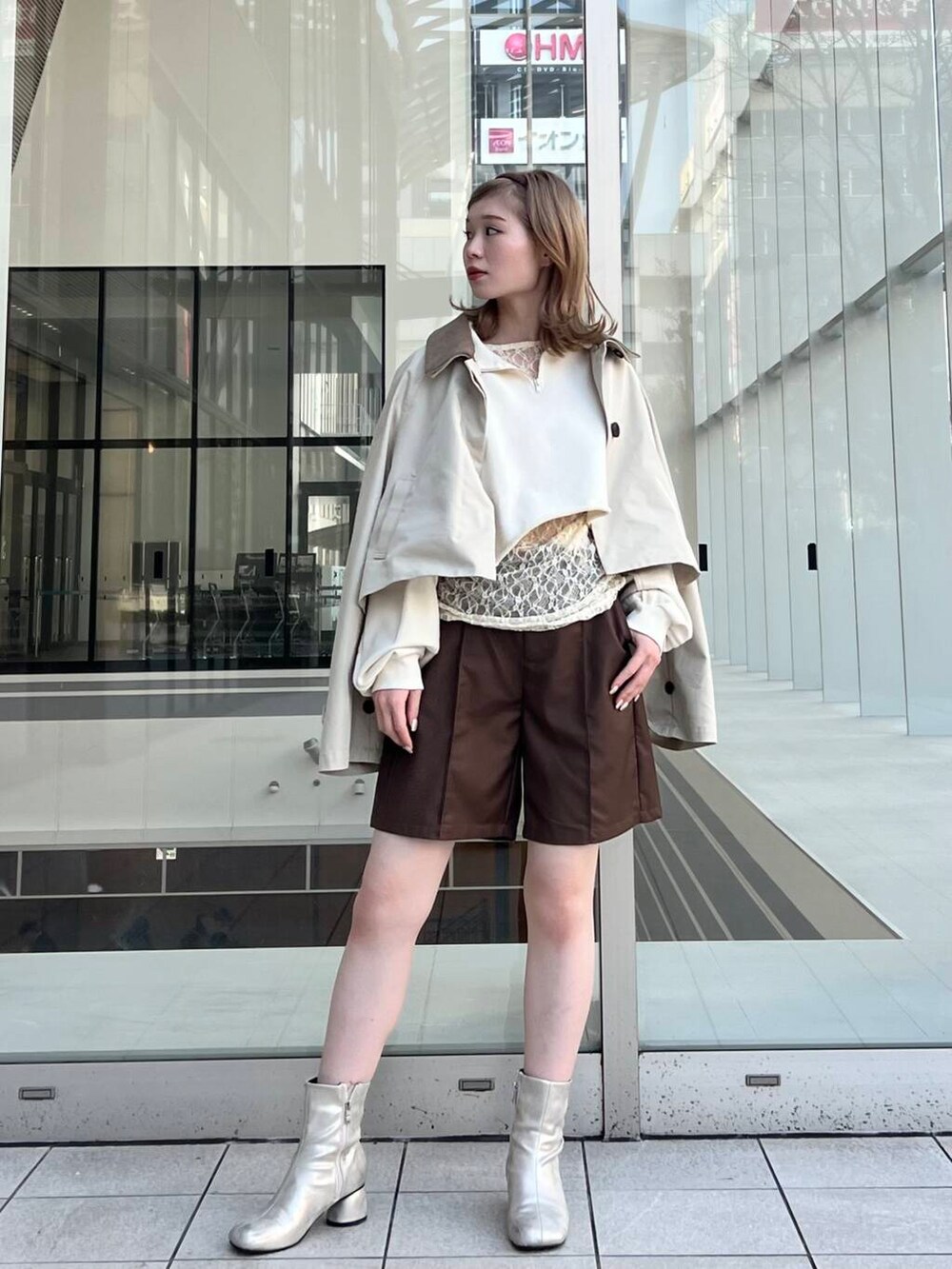 ブラウン系のその他パンツ、ベージュ系のその他アウター、ホワイト系のスウェットを着用したレディースの冬コーディネートの5枚目の写真