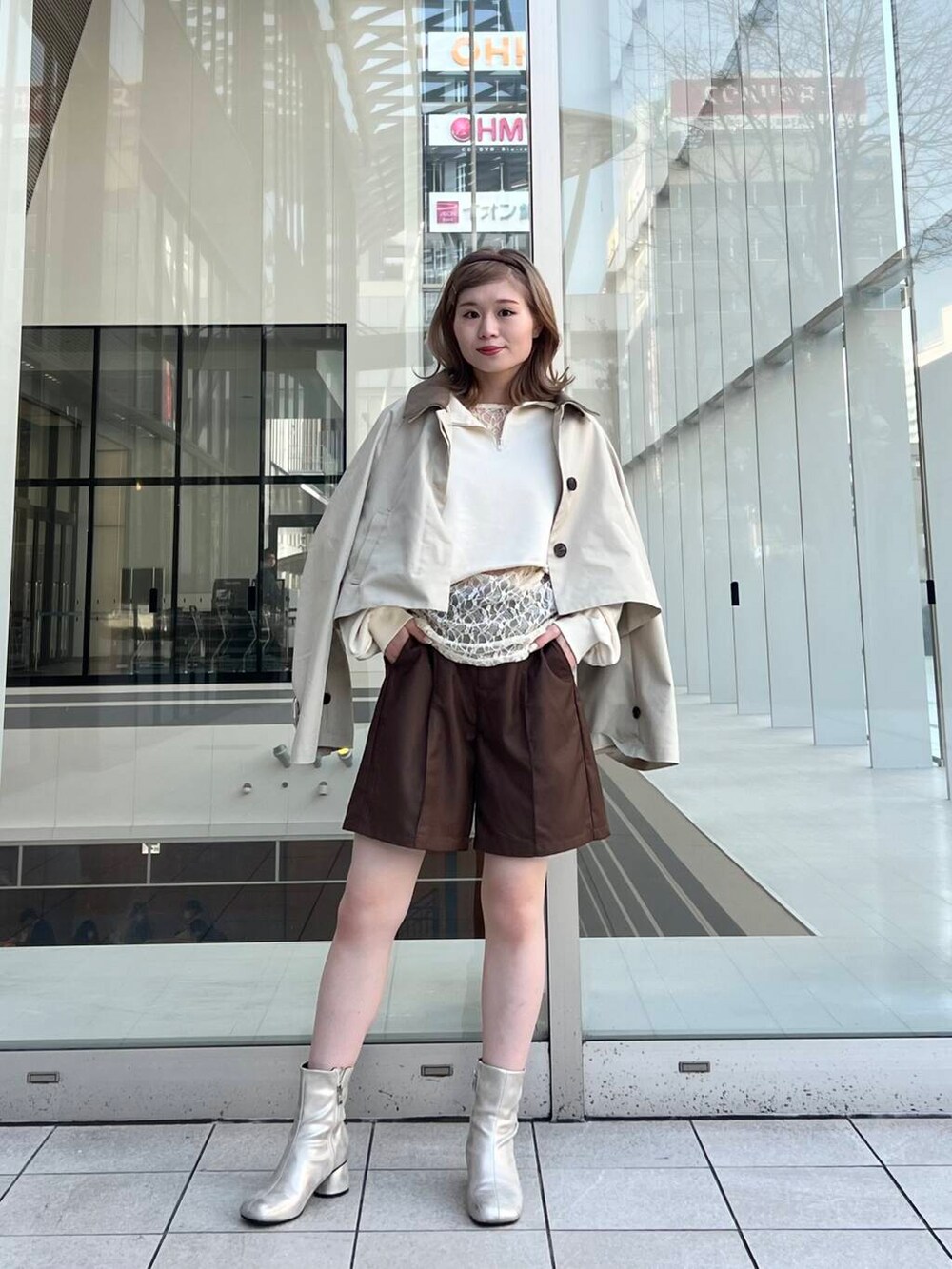 ブラウン系のその他パンツ、ベージュ系のその他アウター、ホワイト系のスウェットを着用したレディースの冬コーディネートの3枚目の写真