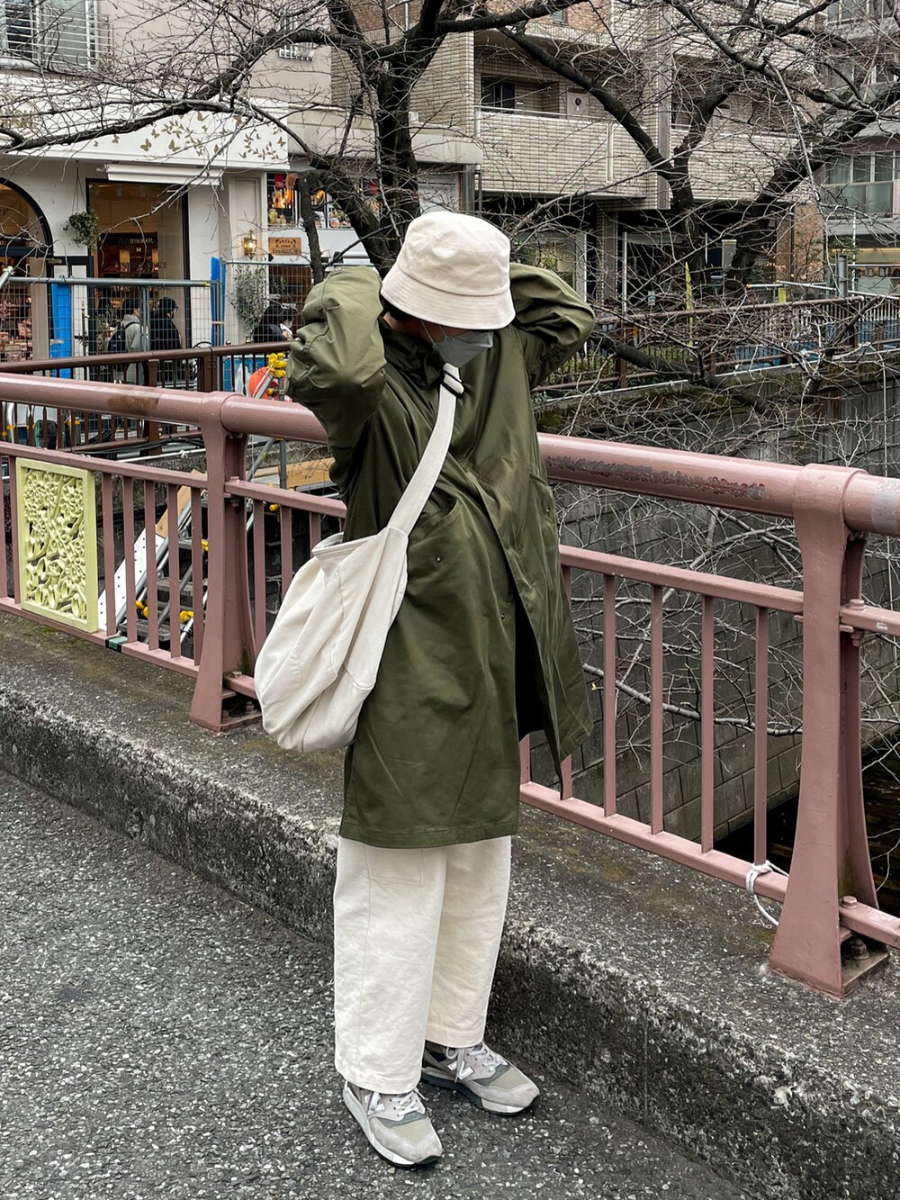「春服デビュー宣言、ロゴスウェット、スウェット、春服みてみて、バケットハット、ミリタリー、モッズコート、スニーカー、厚底シューズ、ニューバランス、New Balance、春アウター、きれいめカジュアル、パステル映える春、ビッグシルエット」｜「BEAMSのアイテム（ハット、ホワイト系）」を使った、ともきさん（メンズ・168cm）の春コーディネートの5枚目の写真