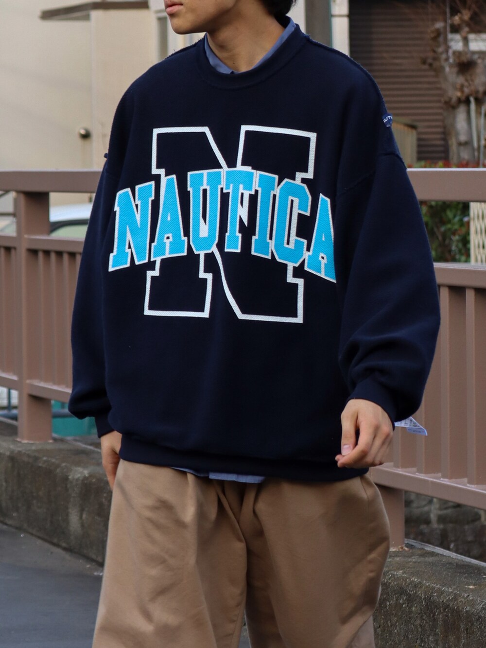「春服デビュー宣言、ロゴスウェット、春服みてみて、チノパン、レイヤードスタイル、ビッグシルエット、ストリート、ワイドパンツ、スウェット、スニーカー、厚底シューズ、きれいめカジュアル、ストリートMIX、トラッド、アメカジ」｜「WYM LIDNMのHARD GABA LOOSE FIT TROUSERS（その他パンツ、ベージュ系）」を使った、ともきさん（メンズ・168cm）の春コーディネートの5枚目の写真