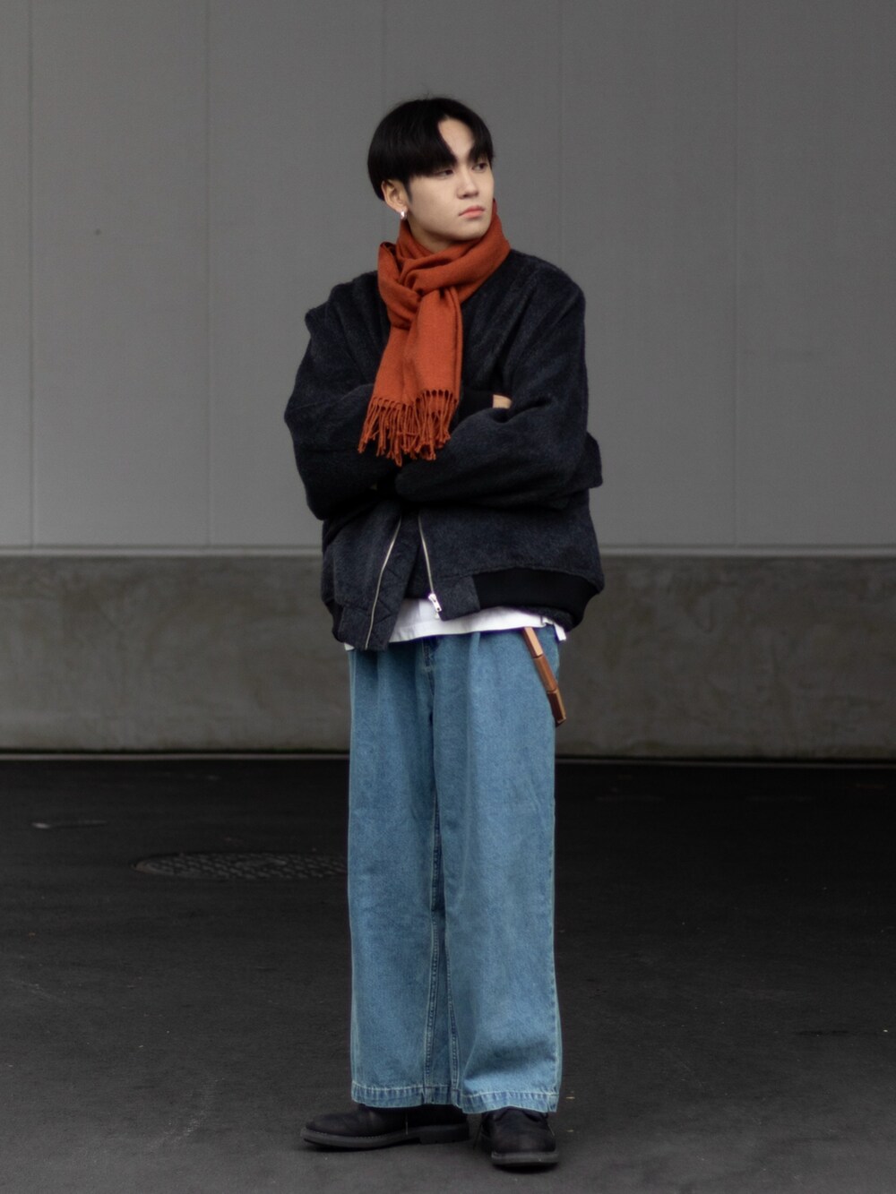 「ファッションを楽しもう、WEARyouthコーデ、デニム、クリスマスに着たい服、冬アウター、休日スタイル、韓国ファッション、レイヤードスタイル、マフラーぐるぐる、ストリート、きれいめカジュアル、ニット、冬コーデ、レザー、古着MIX」｜「WETTEMPTのSHAGGY FRIGHT JACKET /シャギーフライトジャケット（MA-1、グレー系）」を使った、ともきさん（メンズ・168cm）の秋コーディネートの4枚目の写真