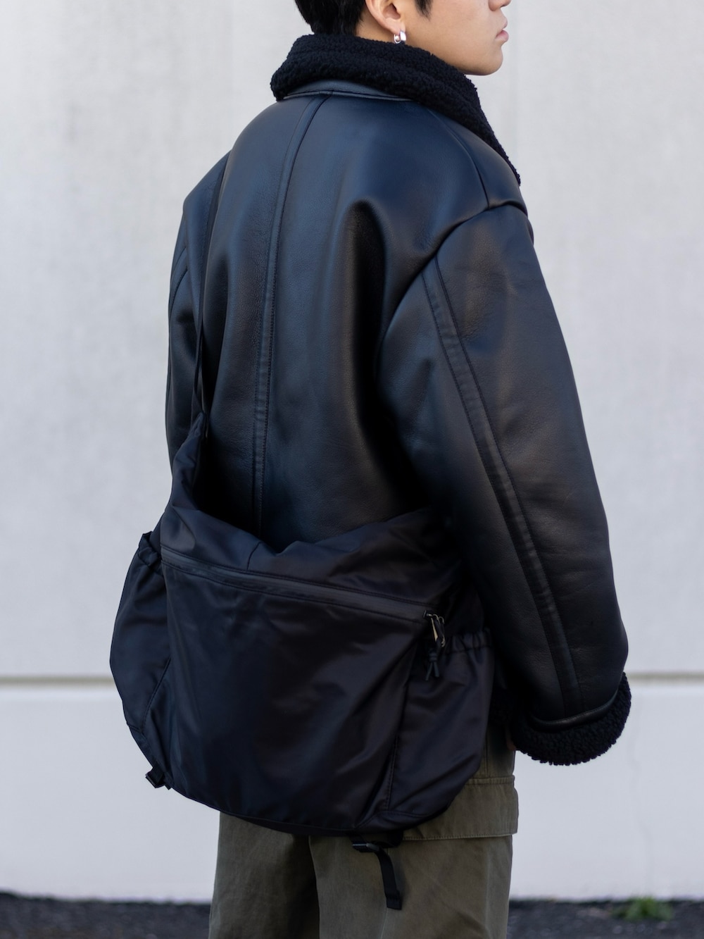 「今日のコスメと服、レザー、きれいめカジュアル、ワイドパンツ、ショルダーバッグ、ストリート、カーゴパンツ、冬コーデ、スニーカー、休日スタイル、お出かけコーデ、プチプラ、ムートンジャケット、韓国ファッション、GU」|「EMMA CLOTHESのワイドストレートM-47ミリタリーカーゴパンツ EMMA CLOTHES(カーゴパンツ、グリーン系)」を使った、ともきさん(メンズ・168cm)の冬コーディネートの5枚目の写真