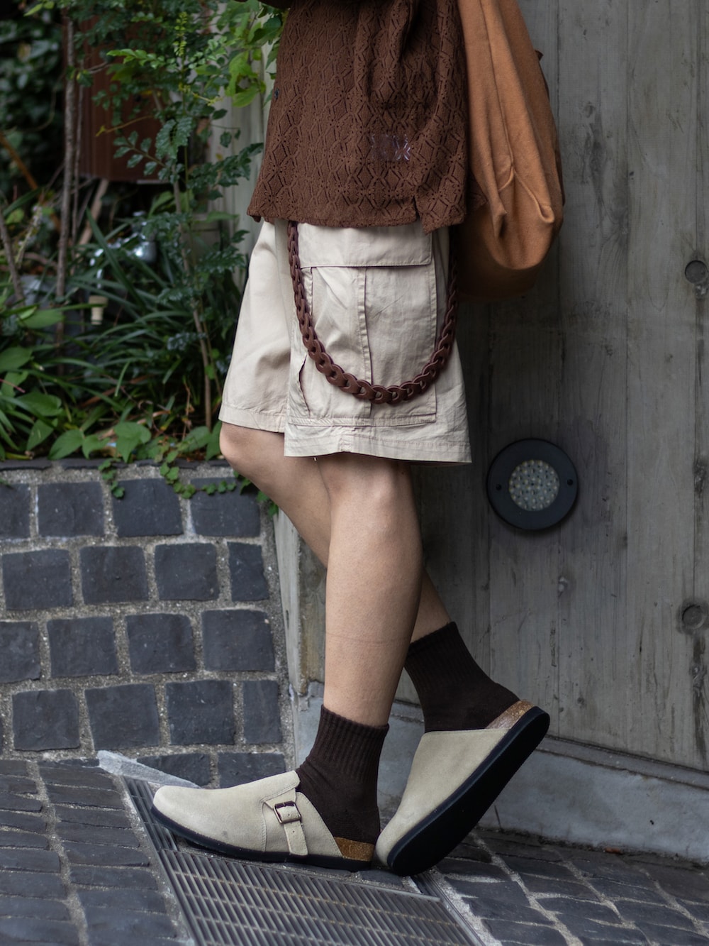 ベージュ系のサンダル、グリーン系のカーゴパンツ、ブラウン系のシャツ/ブラウスを着用したメンズの夏コーディネートの3枚目の写真