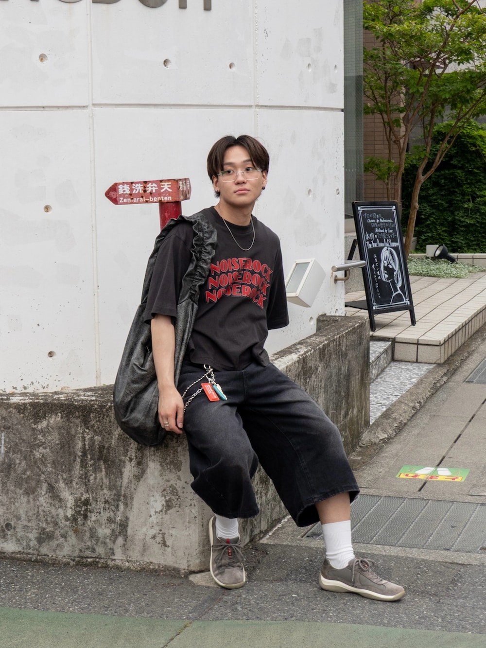 「ハーフパンツ、スニーカー、Tシャツ、メガネ男子、サングラス、夏コーデ、韓国ファッション、ショルダーバッグ、プチプラ、ブラックコーデ、お出かけコーデ、ジョーツ、レザー、モノトーン、ロゴT」|「CORPUS TOKYOの半端丈 ワイド バギー デニム(デニムパンツ、ブラック系)」を使った、ともきさん(メンズ・168cm)の夏コーディネートの3枚目の写真