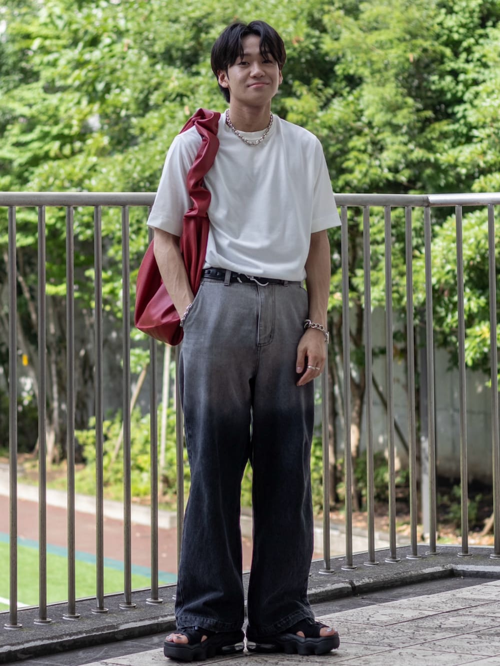 「スポーツミックス、休日スタイル、きれいめカジュアル、夏コーデ、白Tシャツ、韓国ファッション、デニム、ショルダーバッグ、モノトーン、シンプル、サンダル、厚底シューズ、スポーツサンダル、厚底サンダル、夏だ!Tシャツ着よう!」|「SINSSのWide straight gradation denim / ワイドストレートグラデーションデニム(デニムパンツ、ブラック系)」を使った、ともきさん(メンズ・168cm)の夏コーディネートの5枚目の写真