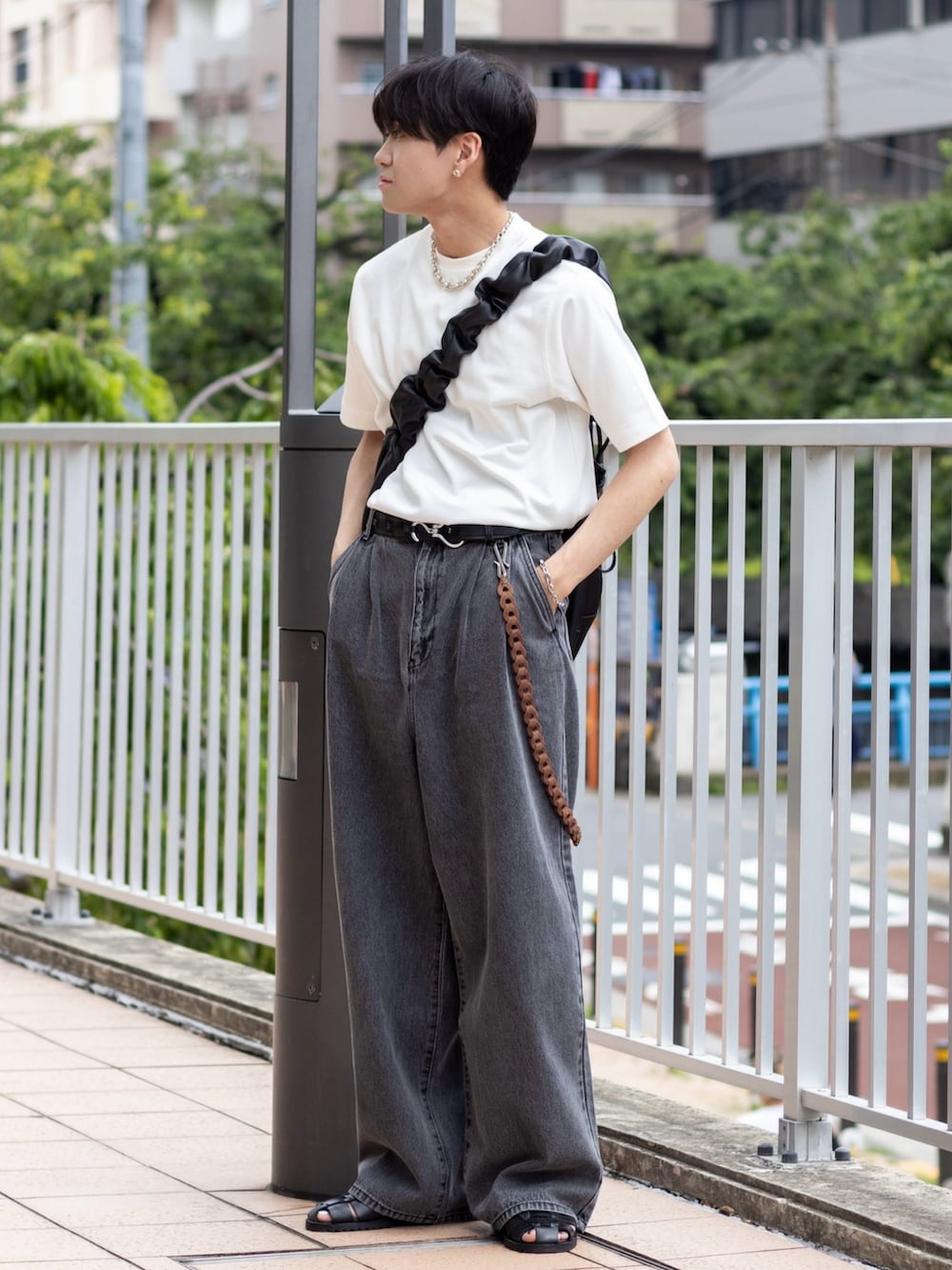 「プチプラ、夏コーデ、夏だ！Tシャツ着よう！、Tシャツ、白Tシャツ、デニム、サンダル、グルカサンダル、タックイン、ショルダーバッグ、シンプルコーデ、きれいめカジュアル、デートコーデ、モノトーン、韓国ファッション」｜「soerteのBasic box cotton blend tee/ベーシックボックスコットンブレンドT（Tシャツ/カットソー、ホワイト系）」を使った、ともきさん（メンズ・168cm）の夏コーディネートの5枚目の写真