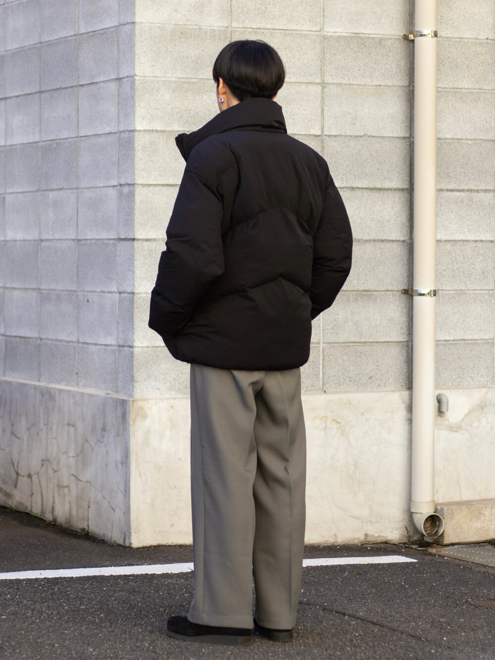 「マイベストコーデ2023、新星WEARISTAにエントリー、WEARyouthコーデ、クリスマスに着たい服、ニット、お出かけコーデ、スラックス、プチプラ、きれいめカジュアル、ワイドパンツ、タートルネック、レザー、ストリート、ダウンジャケット、レイヤードスタイル」｜「ClarksのWallabeeEVO WP / ワラビーエヴォウォータープルーフ (ブラックスエード)（モカシン/デッキシューズ、ブラック系）」を使った、ともきさん（メンズ・168cm）の冬コーディネートの3枚目の写真