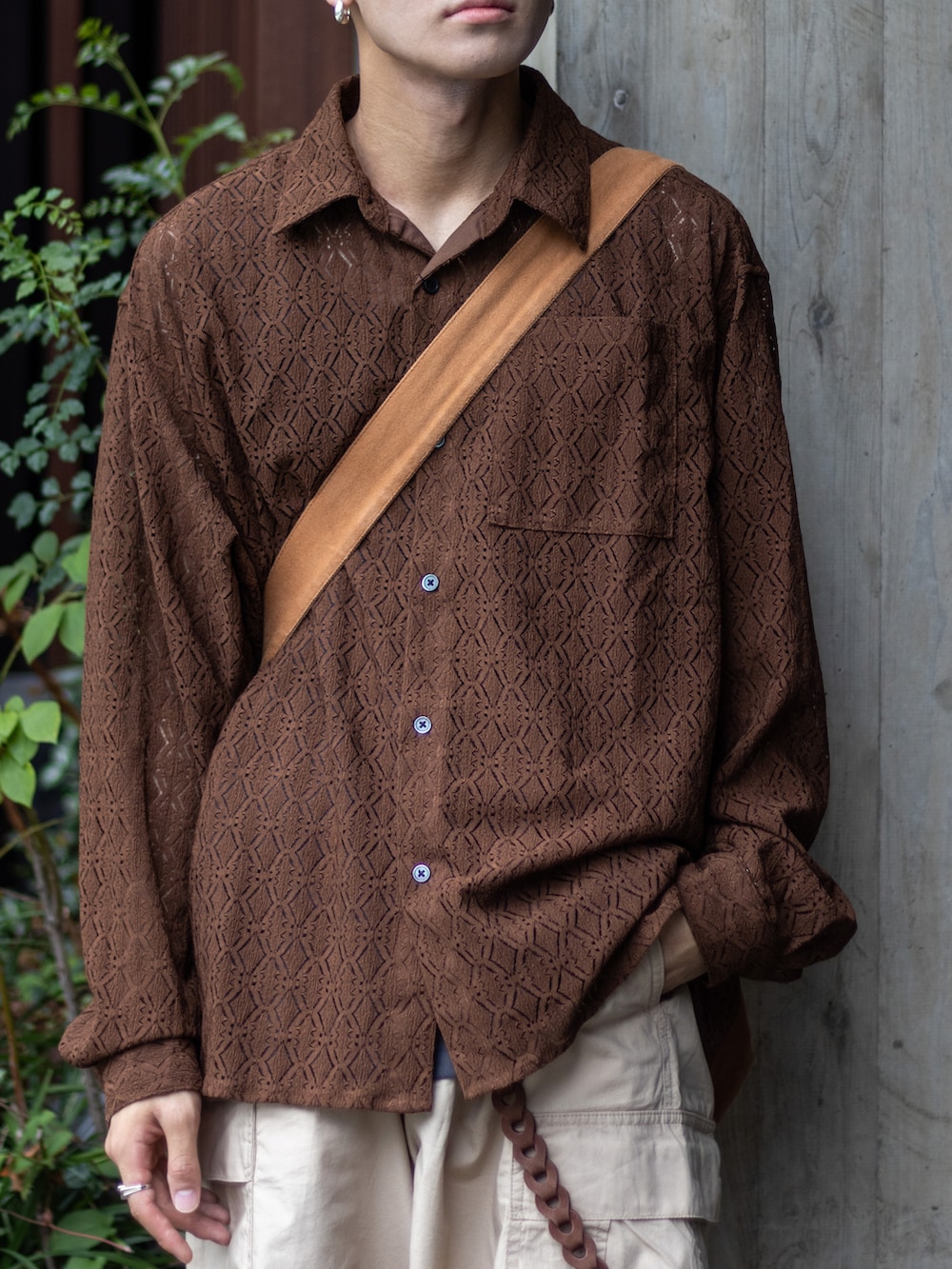 ベージュ系のサンダル、グリーン系のカーゴパンツ、ブラウン系のシャツ/ブラウスを着用したメンズの夏コーディネートの4枚目の写真