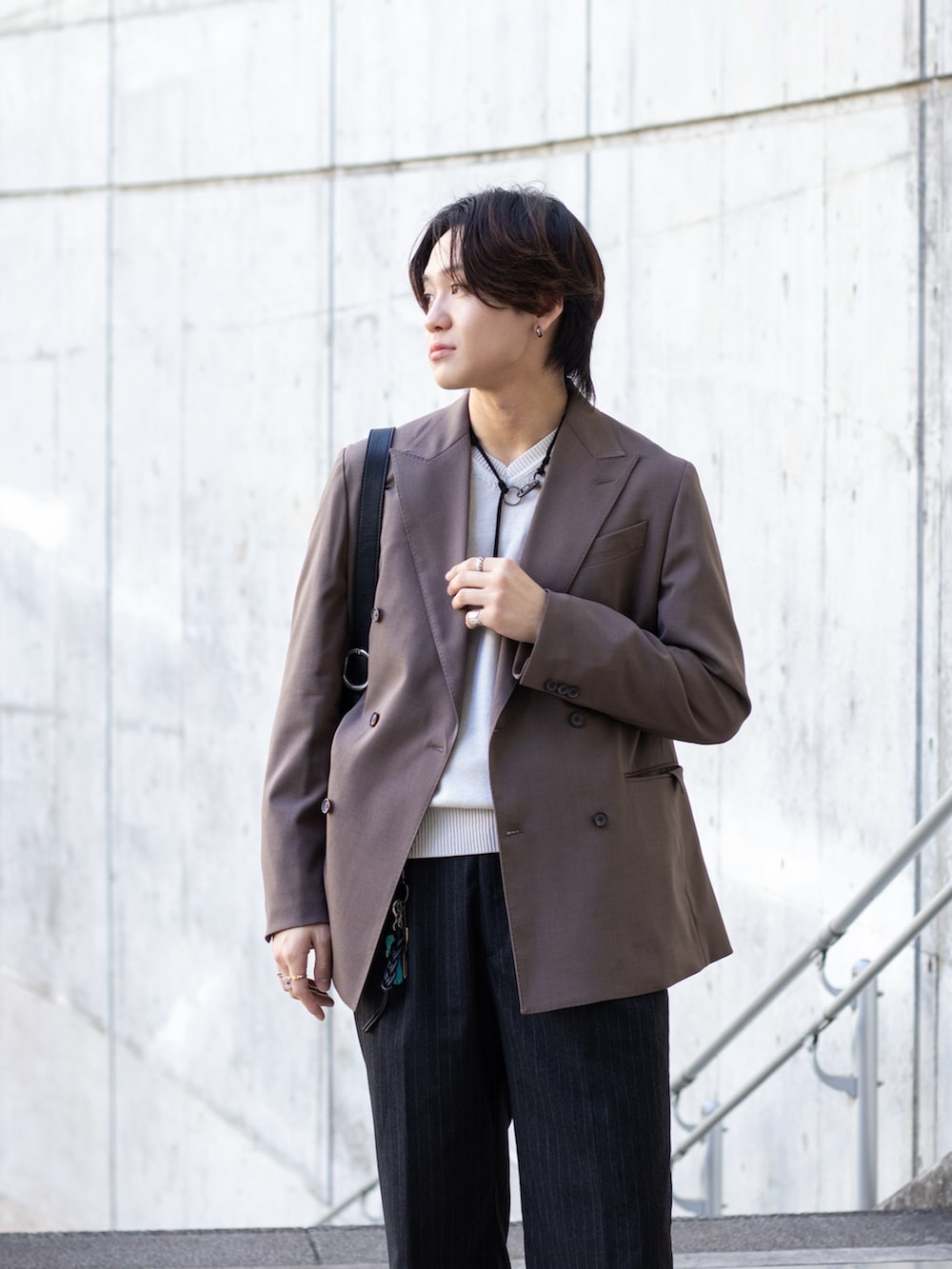 ホワイト系のニット/セーター、グレー系のスラックス、ベージュ系のスーツセットを着用したメンズの冬コーディネートの3枚目の写真