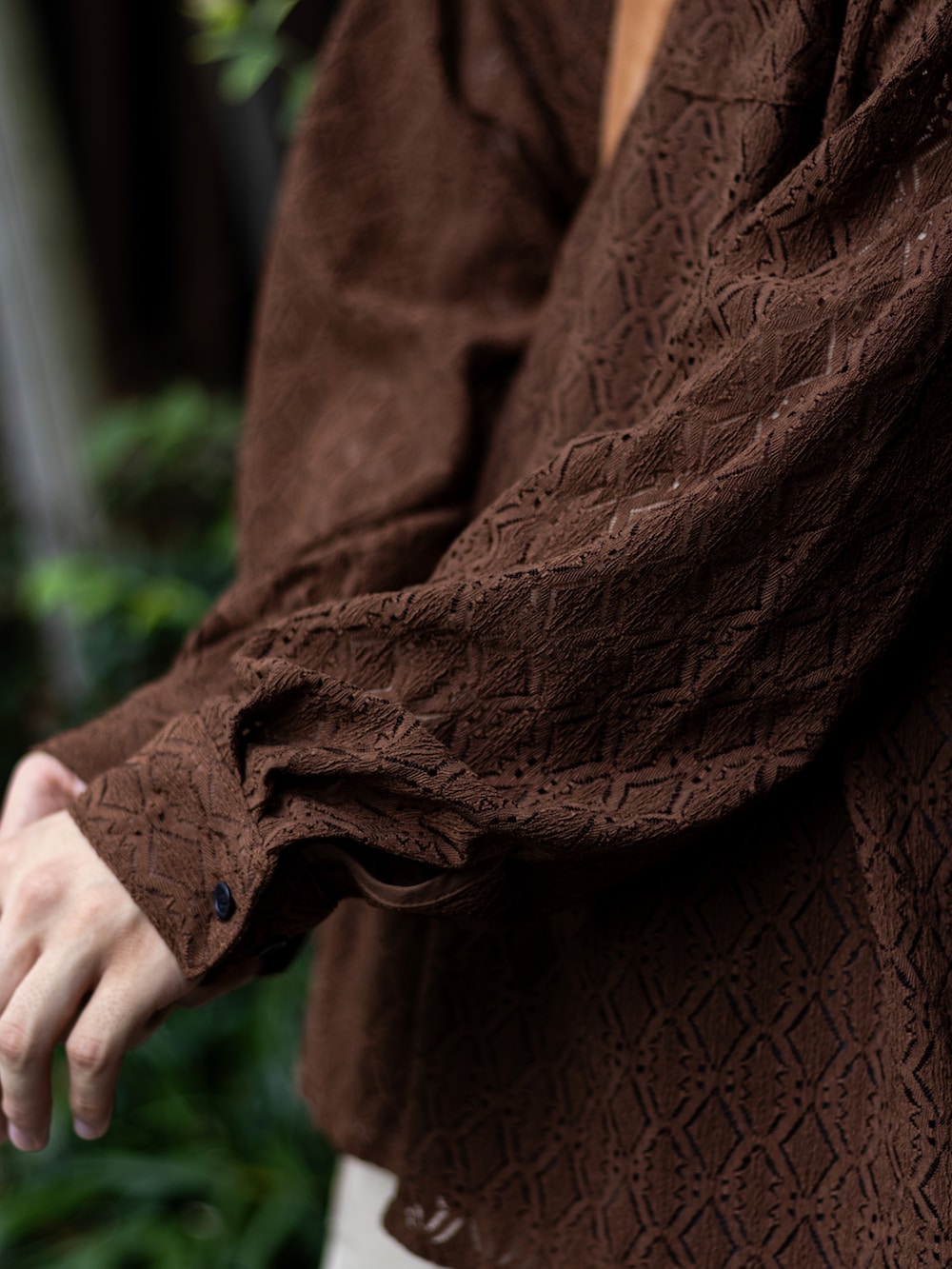 ベージュ系のサンダル、グリーン系のカーゴパンツ、ブラウン系のシャツ/ブラウスを着用したメンズの夏コーディネートの5枚目の写真