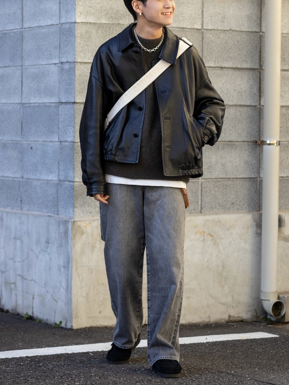 「春服みてみて、レザー、レザージャケット、デニム、プチプラ、春コーデ、デートコーデ、ニット、春アウター、モノトーン、ショルダーバッグ、きれいめカジュアル、休日スタイル、春色、今日のコスメと服」｜「UNIQLOのアイテム（デニムパンツ、グレー系）」を使った、ともきさん（メンズ・168cm）の冬コーディネートの4枚目の写真