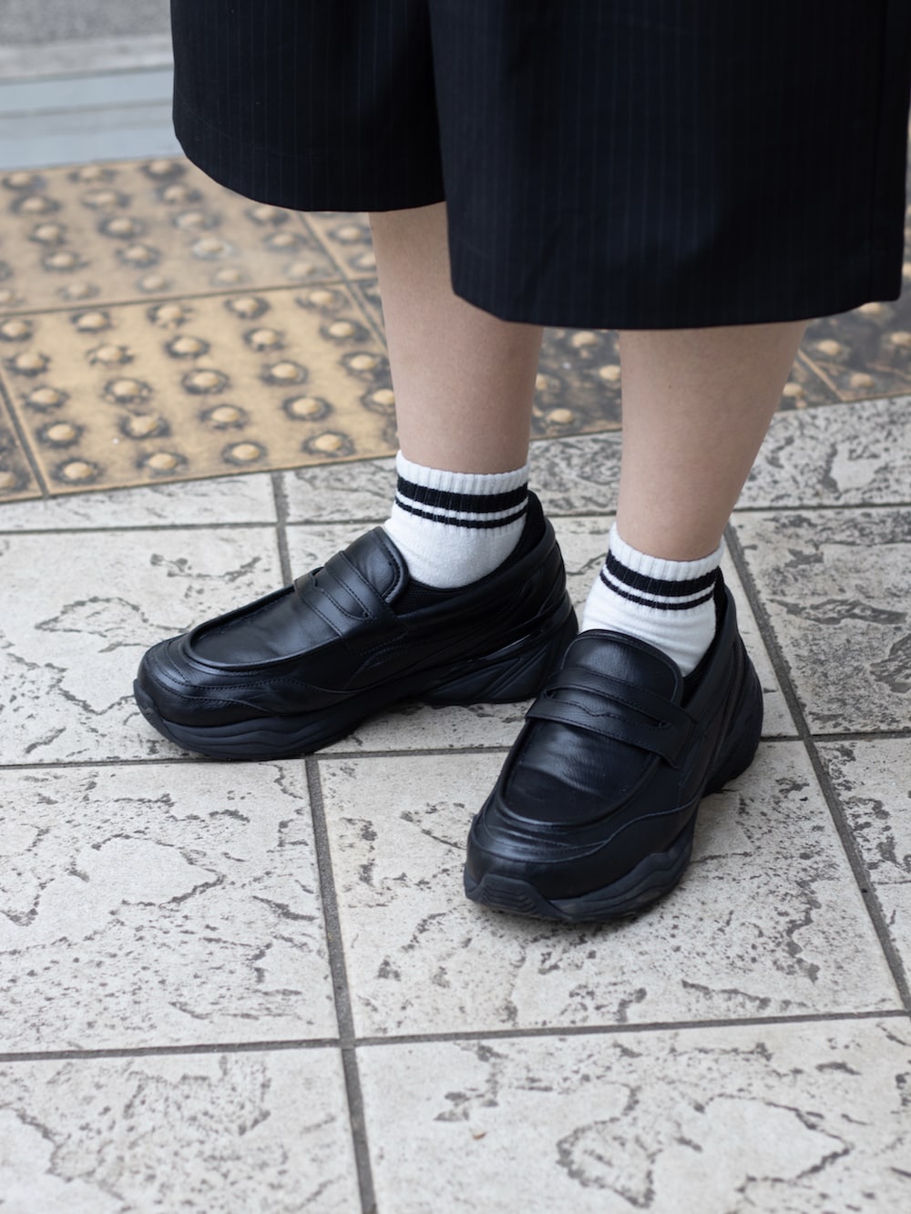 ブルー系のシャツ/ブラウス、ブラック系のその他パンツ、ブラック系のショルダーバッグを着用したメンズの春コーディネートの5枚目の写真
