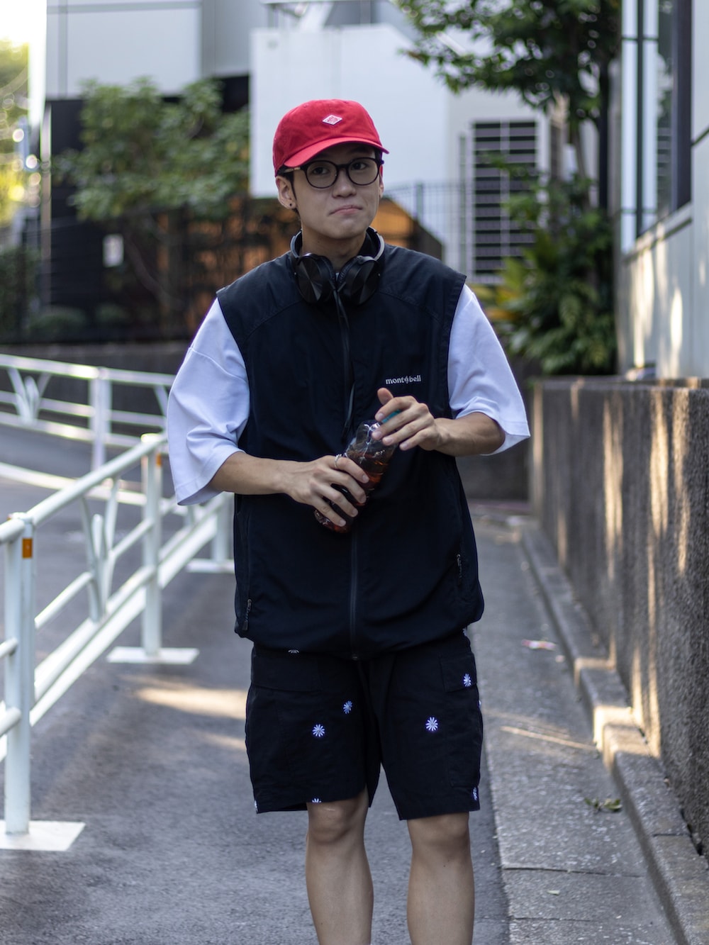 「ストリート、きれいめカジュアル、韓国ファッション、ハーフパンツ、ショートパンツ、ベスト、カーゴパンツ、モノトーン、キャップ、夏コーデ、厚底シューズ、メガネ男子、夏セールで買いました、カラー×コーデ、レイヤードスタイル」｜「mont-bellのアイテム（ベスト、ブラック系）」を使った、ともきさん（メンズ・168cm）の夏コーディネートの4枚目の写真