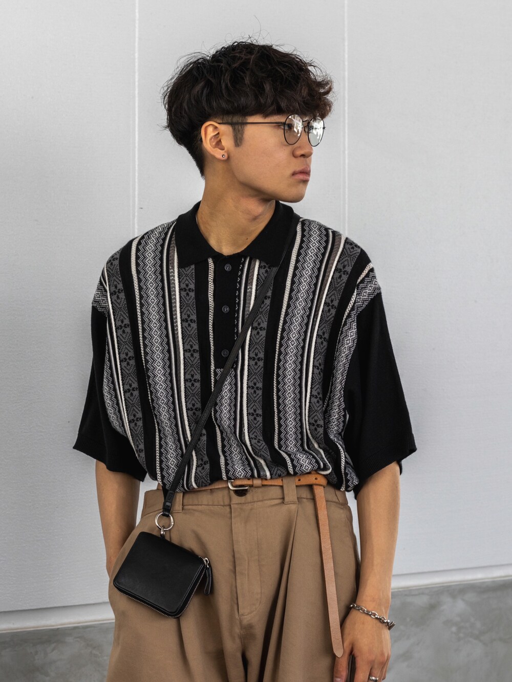 「初夏コーデ、WEARyouthコーデ、メガネ男子、休日スタイル、プチプラ、白スニーカー、ポロシャツ、ミニバッグ、ストライプシャツ、ショルダーバッグ、ビッグシルエット、半袖シャツ、韓国ファッション、夏コーデ、きれいめカジュアル」|「MONO-MARTのレトロジャガードストライプ ルーズニットポロシャツ(ポロシャツ、ブラック系)」を使った、ともきさん(メンズ・168cm)の夏コーディネートの3枚目の写真