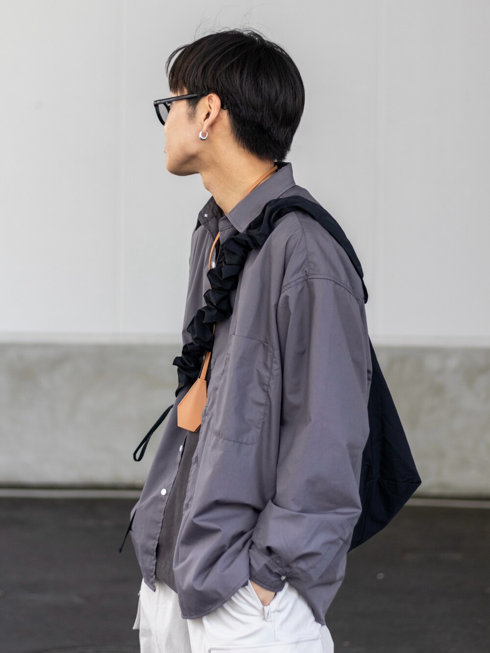 「カーゴパンツ、ロンT、スニーカー、大人カジュアル、春色、メガネ男子、ショルダーバッグ、休日スタイル、スポーツミックス、シャツスタイル、淡色コーデ、韓国ファッション、トラックパンツ、モノトーン、春コーデ」|「WYM LIDNMのUTILITY TECH CARGO(カーゴパンツ、グレー系)」を使った、ともきさん(メンズ・168cm)の春コーディネートの4枚目の写真