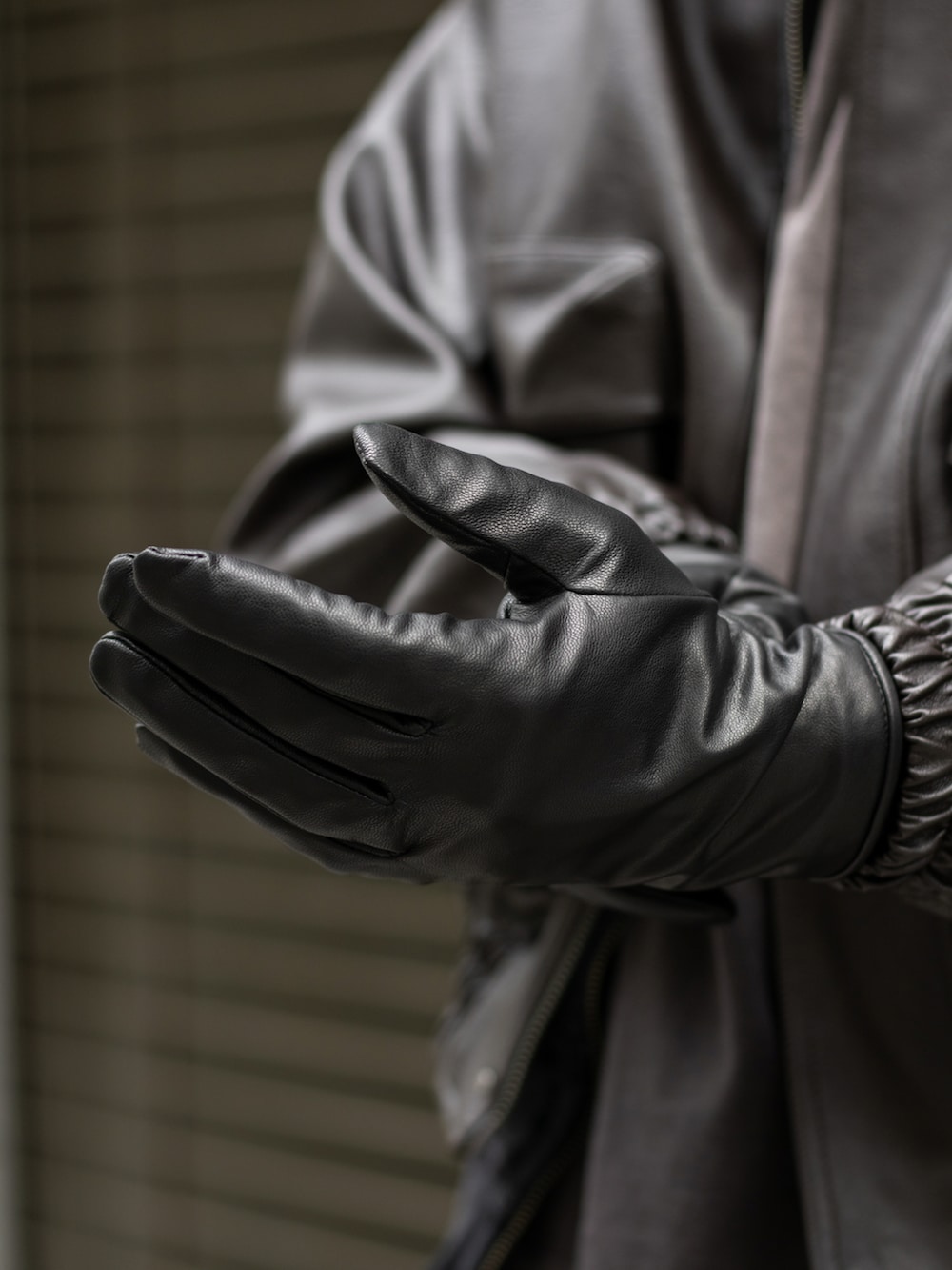 ブラック系のデニムパンツ、ブラック系のドレスシューズ、ブラウン系のブルゾンを着用したメンズの秋コーディネートの2枚目の写真