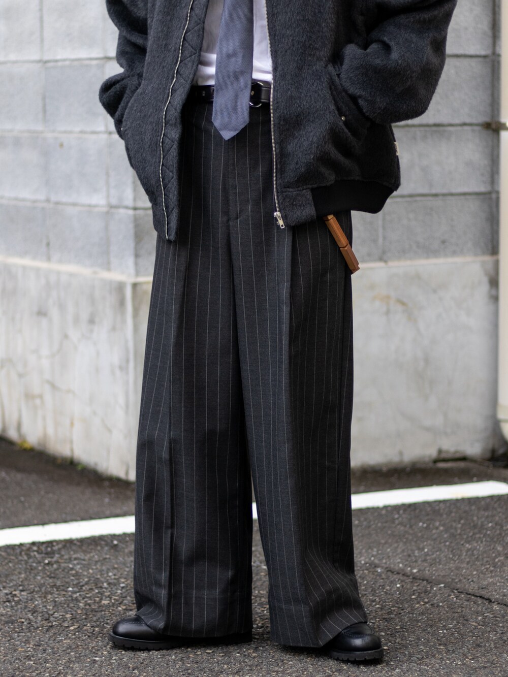 「ファッションを楽しもう、WEARyouthコーデ、ストリート、ローファー、冬コーデ、きれいめカジュアル、スラックス、キャップ、今日のコスメと服、モノトーン、秋冬コーデ、レイヤードスタイル、冬アウター、マイベストコーデ2023、赤」|「REGALのリーガル 22DL ローファー(ビブラム社ガムライトソール搭載)/ビジネスシューズ(ローファー、ブラック系)」を使った、ともきさん(メンズ・168cm)の秋コーディネートの3枚目の写真