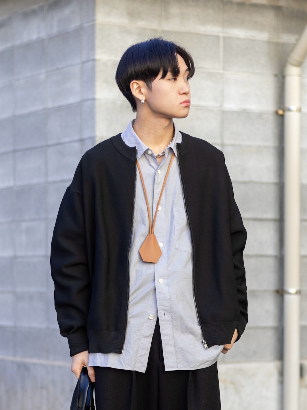 「今日のコスメと服、デートコーデ、ニット、春アウター、カーディガン、春色、休日スタイル、きれいめカジュアル、ブーツ、スラックス、レイヤードスタイル、シンプルコーデ、淡色コーデ、トートバッグ、春コーデ」｜「EMMA CLOTHESのガーターニット ノーカラージップカーディガン EMMA CLOTHES 2024SS（カーディガン/ボレロ、ブラック系）」を使った、ともきさん（メンズ・168cm）の冬コーディネートの2枚目の写真