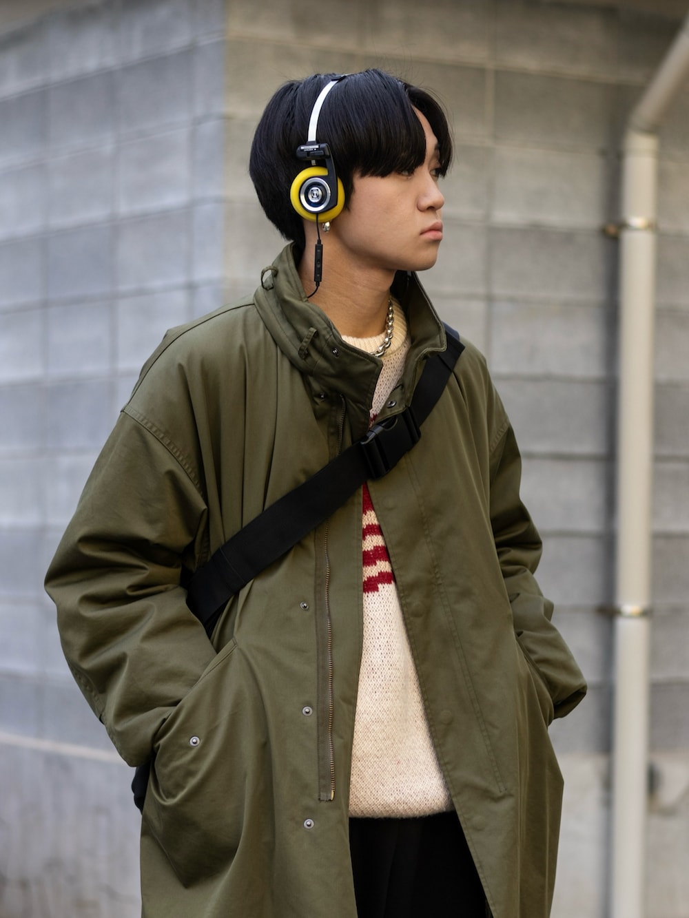 「スポーツミックス、冬を彩る色いろコーデ、WEARyouthコーデ、スニーカー、スウェット、スウェットパンツ、冬コーデ、冬アウター、モッズコート、コート、ストリート、シンプルスタイル、デートコーデ、休日スタイル、ショルダーバッグ」｜「UNIQLOのサイズL（スウェットパンツ、ブラック系）」を使った、ともきさん（メンズ・168cm）の冬コーディネートの2枚目の写真