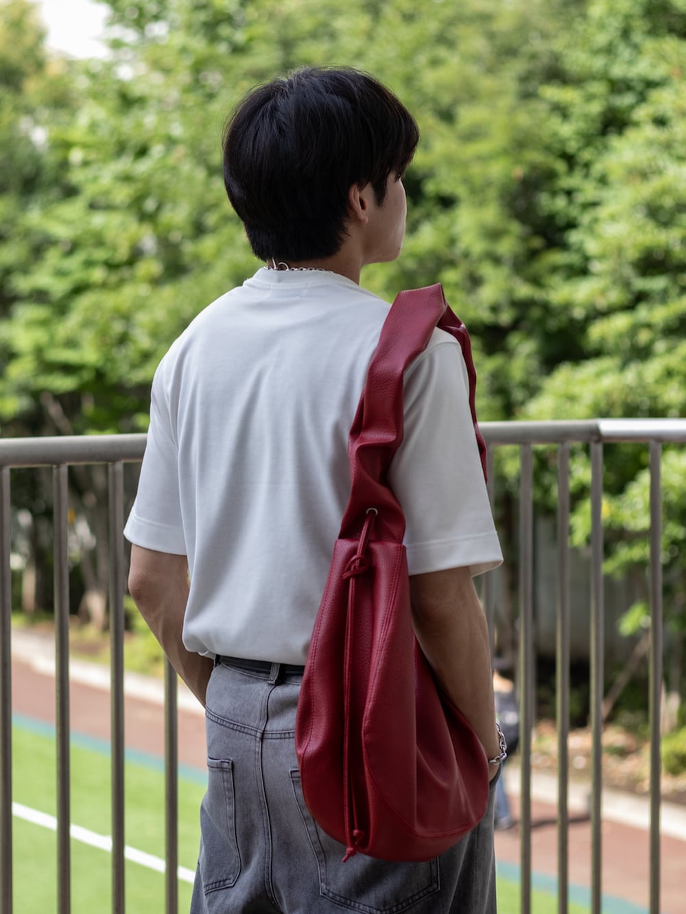 「スポーツミックス、休日スタイル、きれいめカジュアル、夏コーデ、白Tシャツ、韓国ファッション、デニム、ショルダーバッグ、モノトーン、シンプル、サンダル、厚底シューズ、スポーツサンダル、厚底サンダル、夏だ!Tシャツ着よう!」|「SINSSのWide straight gradation denim / ワイドストレートグラデーションデニム(デニムパンツ、ブラック系)」を使った、ともきさん(メンズ・168cm)の夏コーディネートの4枚目の写真
