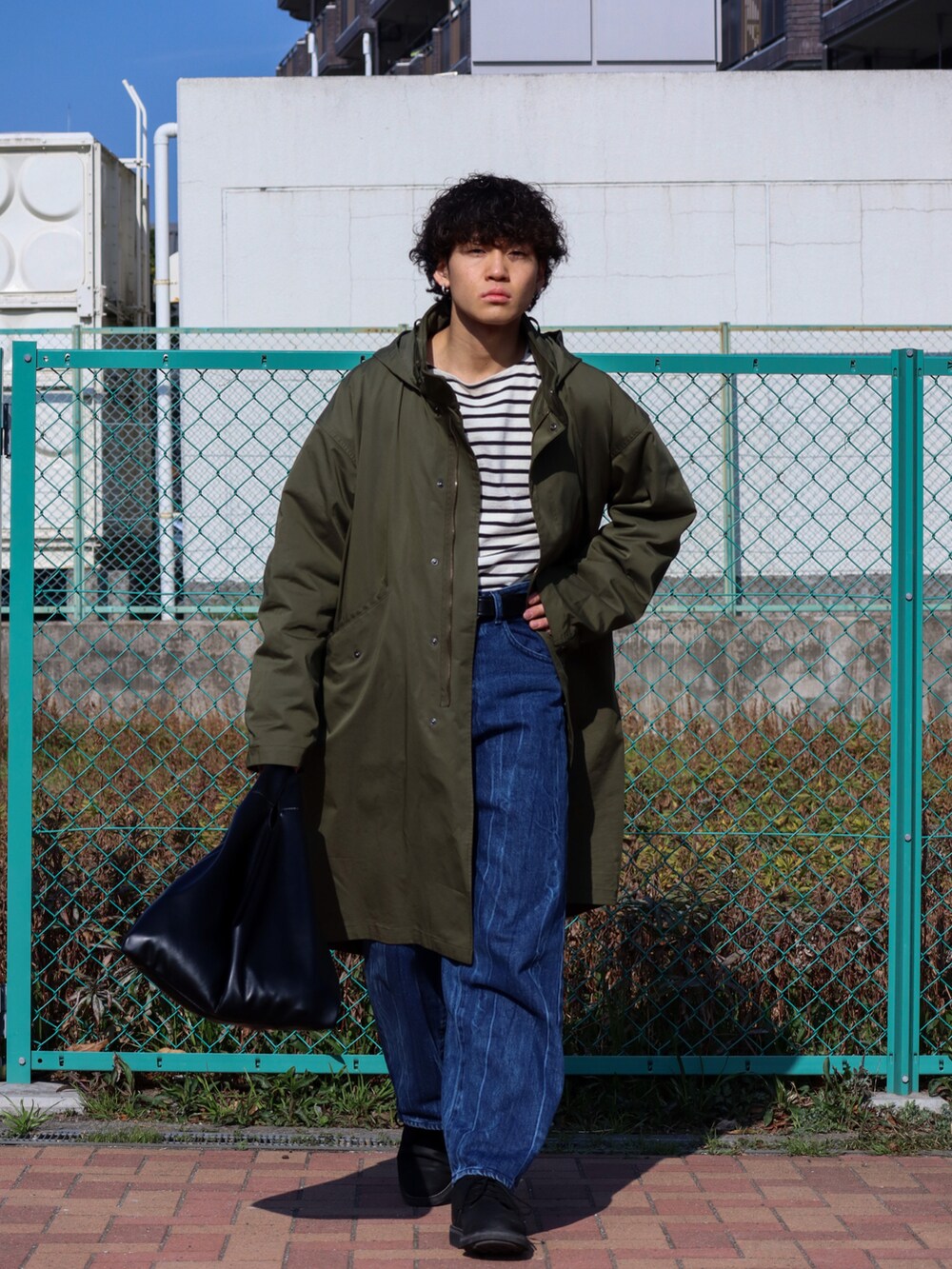 「春服みてみて、春コーデ、ミリタリー、デニム、ボーダー、厚底シューズ、タックイン、モッズコート、トートバッグ、休日スタイル、ビッグシルエット、ストリート、春アウター、きれいめカジュアル、ストリートMIX」｜「LOWRYS FARMのＵＳＡＢＩＧバスクボーダーロングスリーブ　215083（Tシャツ/カットソー、その他）」を使った、ともきさん（メンズ・168cm）の春コーディネートの4枚目の写真
