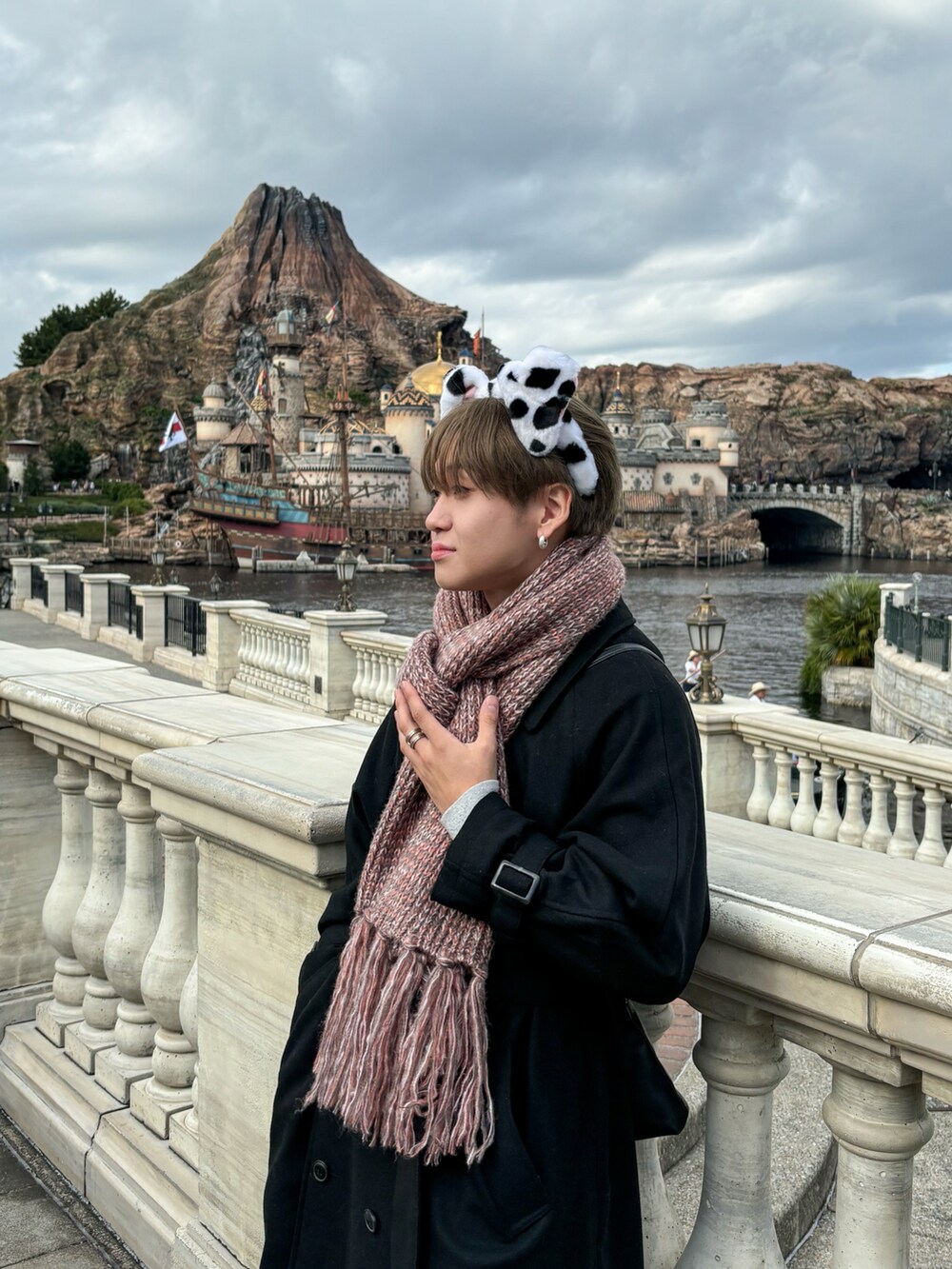 「ディズニーコーデ、テーマパークコーデ、コーデュロイ、ロングコート、レザー、マフラーぐるぐる、ショルダーバッグ、最近のいい感じコーデ、マイベストコーデ2024、クリスマスに着たい服、お出かけコーデ、休日スタイル、きれいめカジュアル、冬コーデ、冬アウター」|「CASPER JOHNのWool melton over coat/ウールメルトンオーバーコート(ステンカラーコート、ブラック系)」を使った、ともきさん(メンズ・168cm)の冬コーディネートの3枚目の写真
