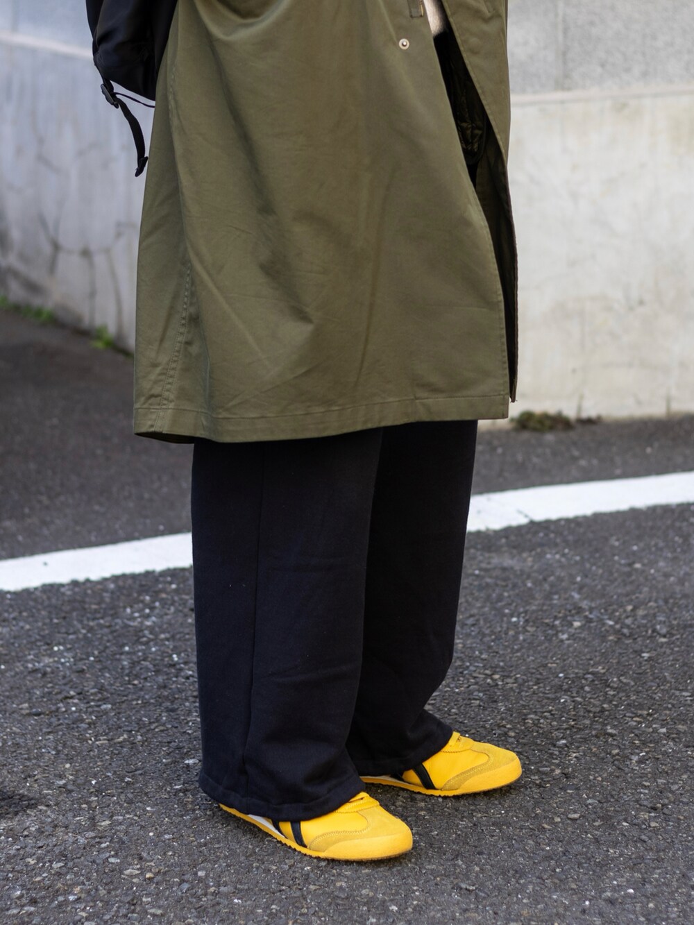 「スポーツミックス、冬を彩る色いろコーデ、WEARyouthコーデ、スニーカー、スウェット、スウェットパンツ、冬コーデ、冬アウター、モッズコート、コート、ストリート、シンプルスタイル、デートコーデ、休日スタイル、ショルダーバッグ」｜「UNIQLOのサイズL（スウェットパンツ、ブラック系）」を使った、ともきさん（メンズ・168cm）の冬コーディネートの3枚目の写真