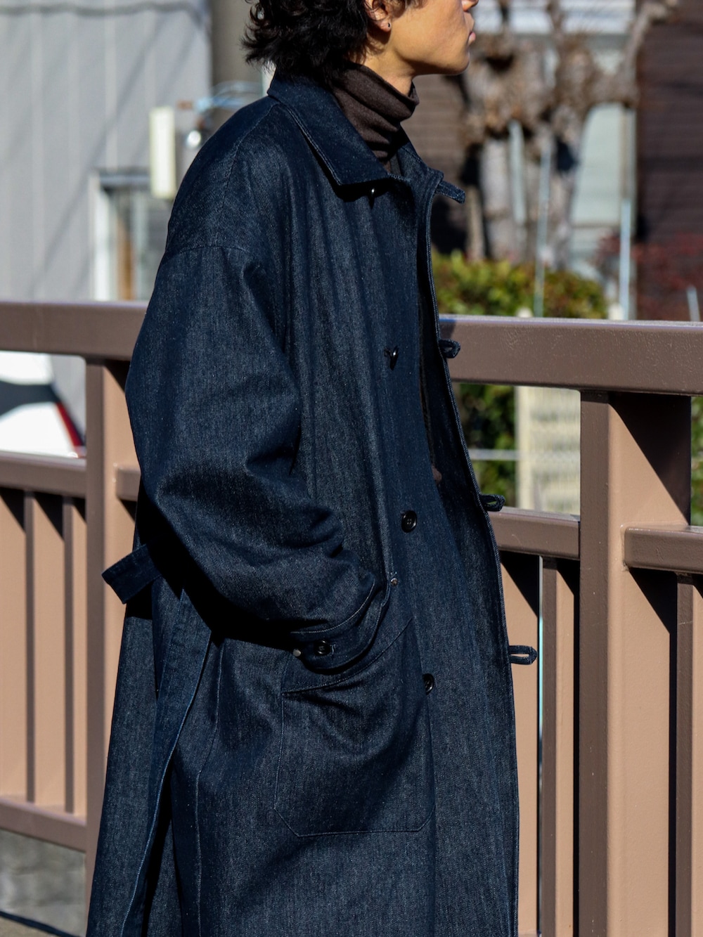 「春服みてみて、春服デビュー宣言、デニム、スニーカー、春アウター、きれいめカジュアル、ビッグシルエット、ショルダーバッグ、シンプルコーデ、ホワイトパンツ、白パンツ、ロングコート、ステンカラーコート、スプリングコート、白スニーカー」｜「Amazonのアイテム（ショルダーバッグ、ホワイト系）」を使った、ともきさん（メンズ・168cm）の春コーディネートの4枚目の写真