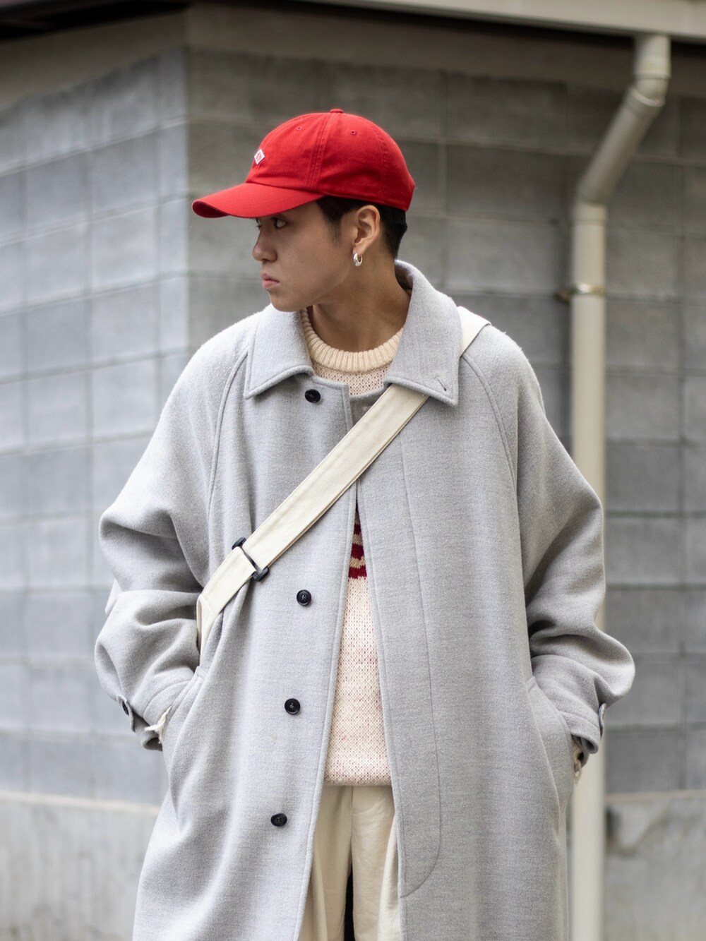 グレー系のその他アウター、ホワイト系のカーゴパンツ、ホワイト系のスニーカーを着用したメンズの冬コーディネートの2枚目の写真